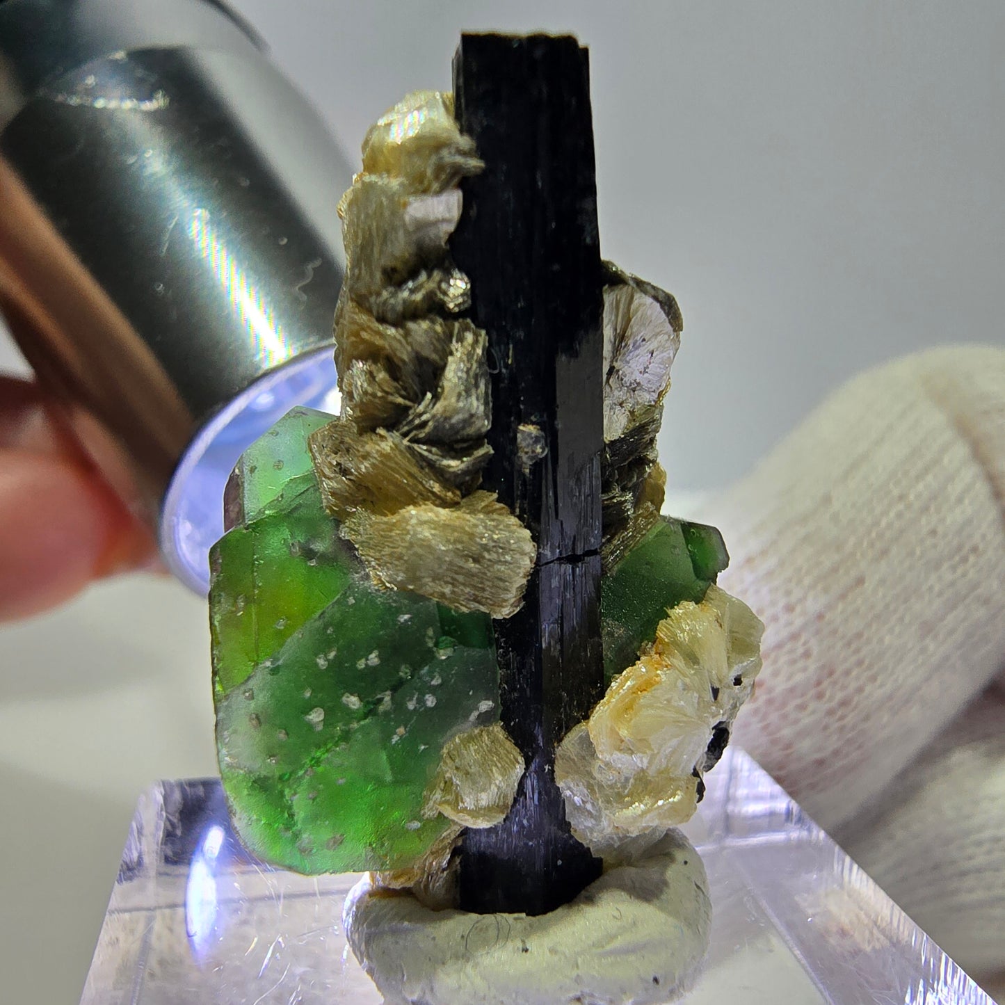 Cube de fluorite fantôme, muscovite et tourmaline Schorl, spécimen d'Erongo, Namibie, 29 x 19 x 17 mm