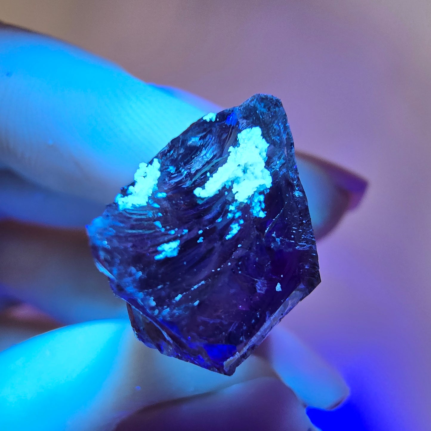 Harlequin Phantom Skeleton Améthyste, UV Calcite Valentine Pocket Namibie 35*15*13mm