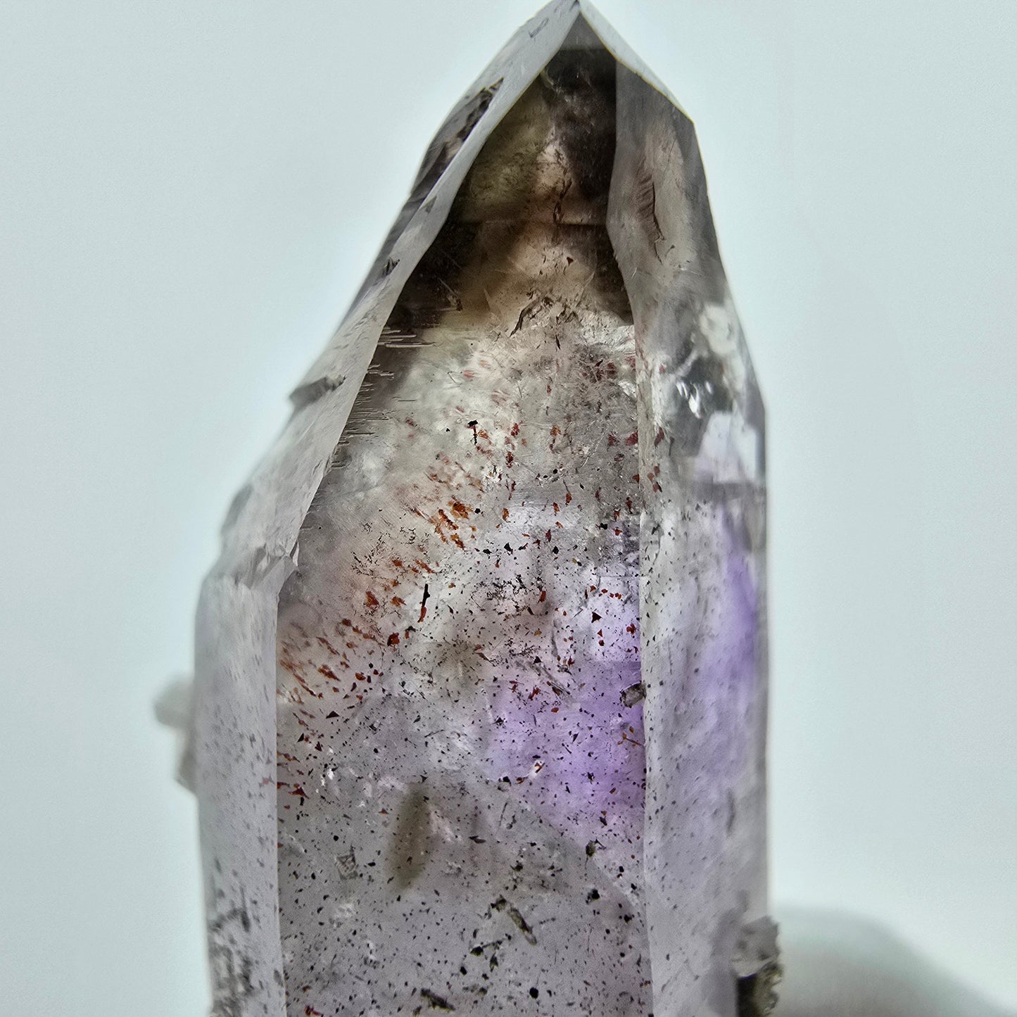 Harlekin Phantom Amethyst Zepter Stufe Goboboseb, Namibia 40*22*16mm, Sammlung