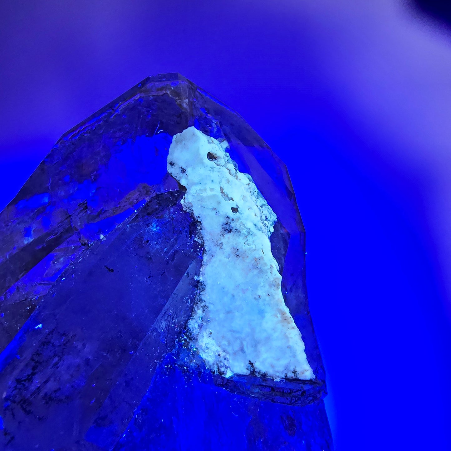 Sceptre fantôme squelette en quartz fumé DT, poche Saint-Valentin en calcite UV, Namibie 97 x 44 x 37 mm