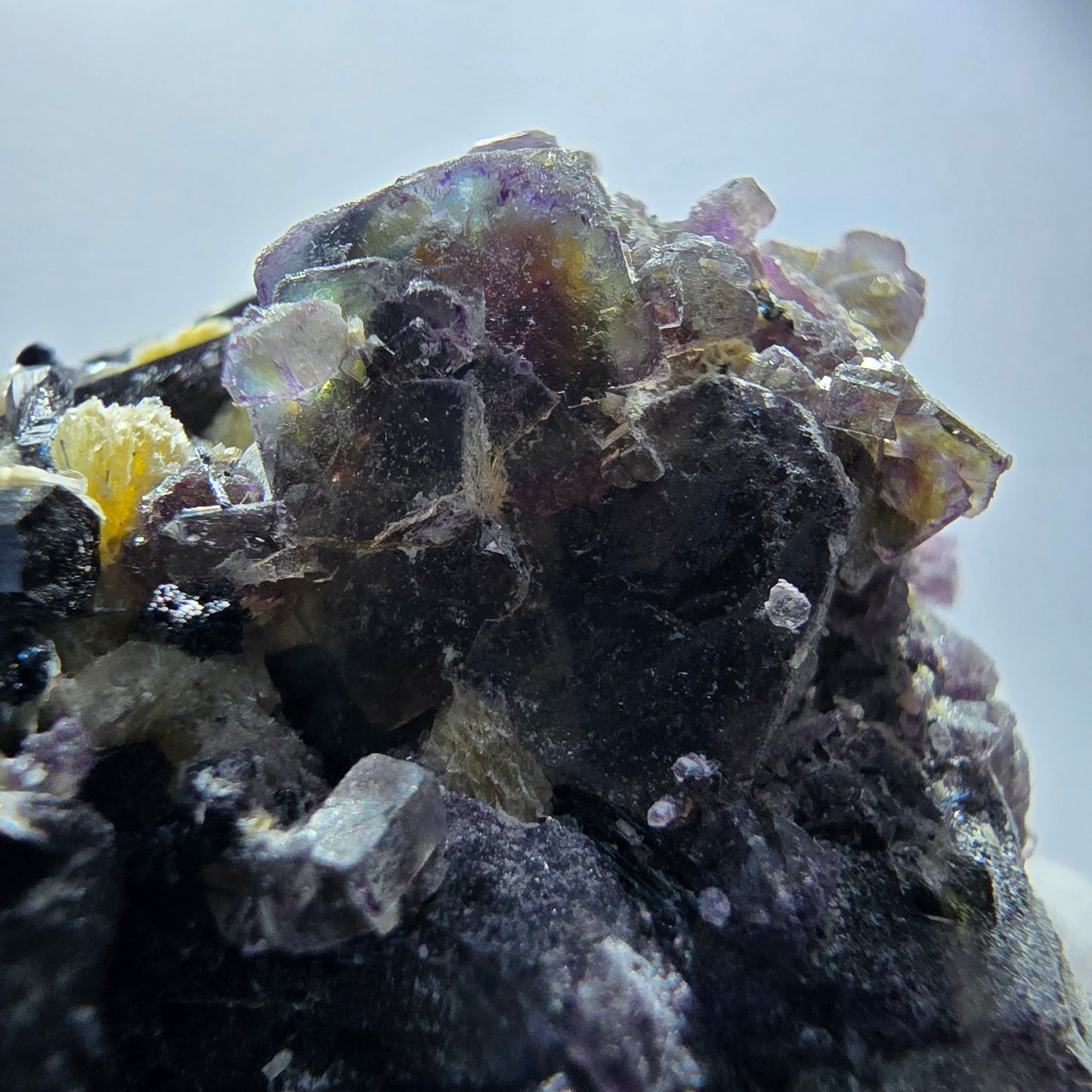 Fluorite fantôme colorée, hyalite, tourmaline schol, muscovite, Erongo, Namibie, 80 x 46 x 60 mm