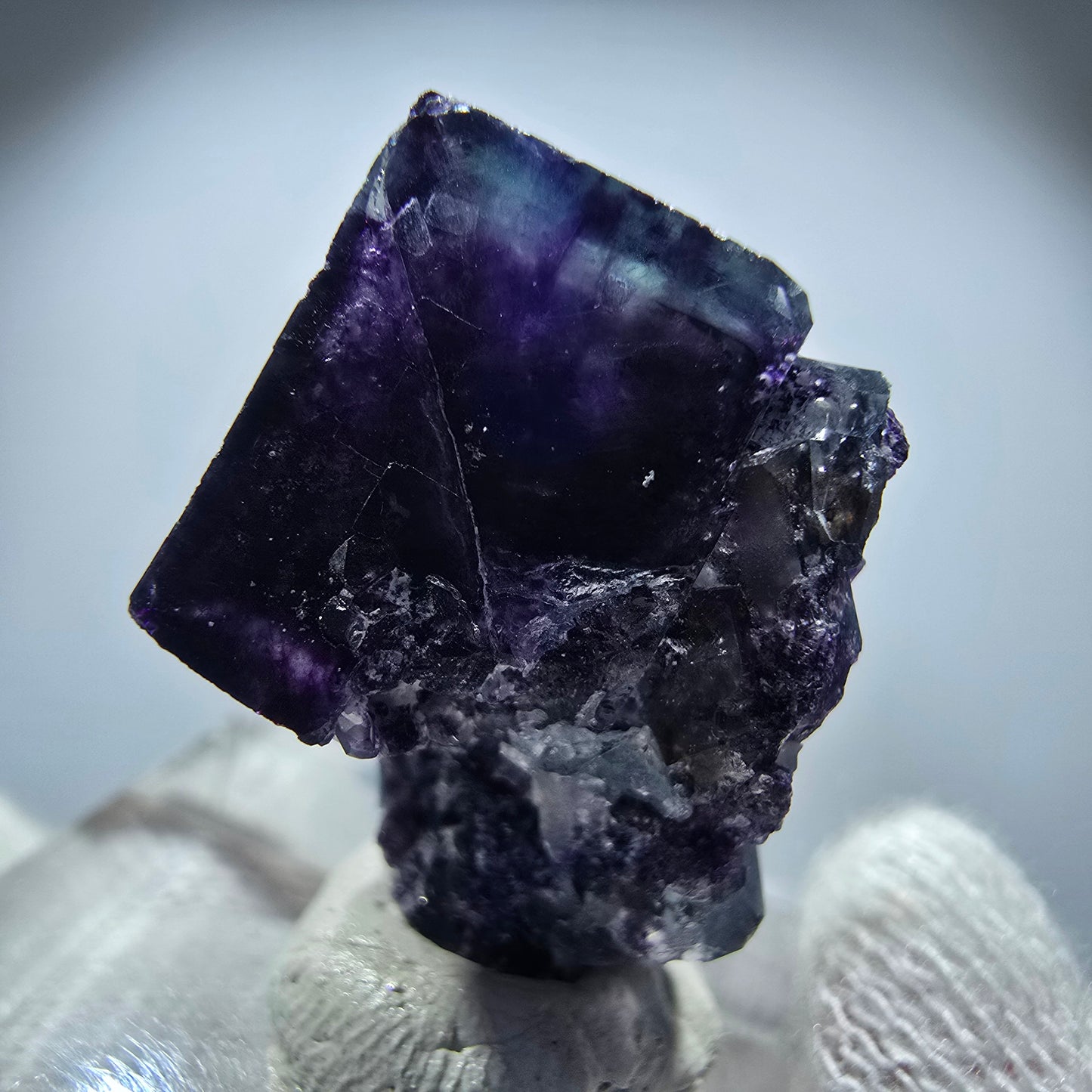 Spécimen rare de cube de fluorite fantôme, vert zonal et violet, Okorusu, Namibie, 25 x 18 x 14 mm