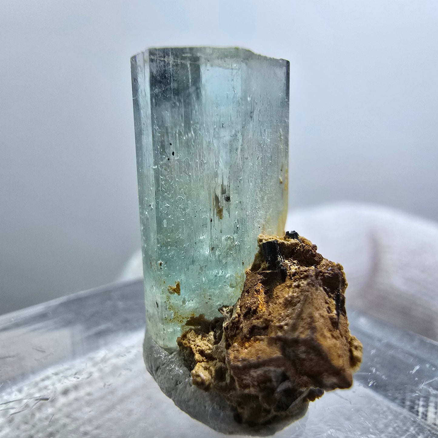 Cube d'aigue-marine, tourmaline Schörl, fluorite de fer, Erongo, Namibie, 19 x 10 x 13 mm