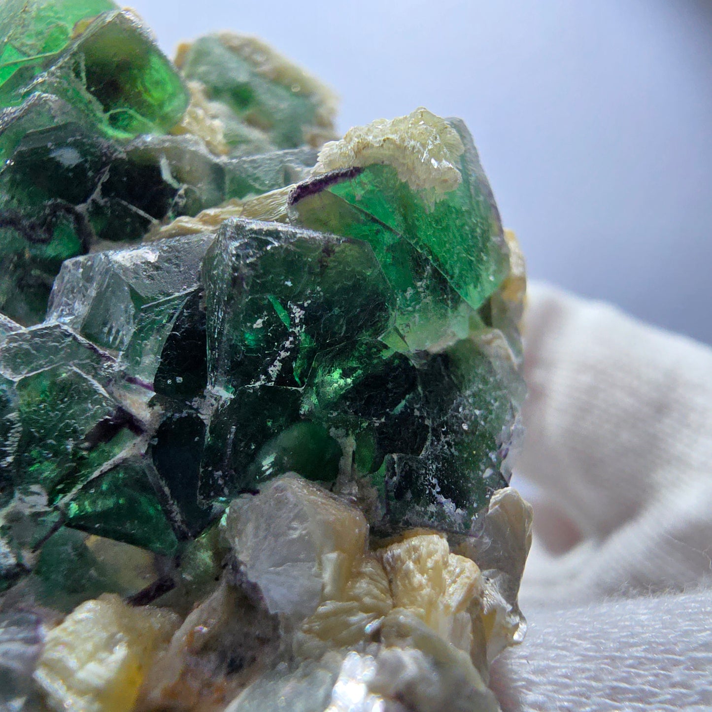 Rares cubes de fluorite fantôme, hyalite et spécimen de muscovite, Erongo, Namibie, 69 x 51 x 47 mm