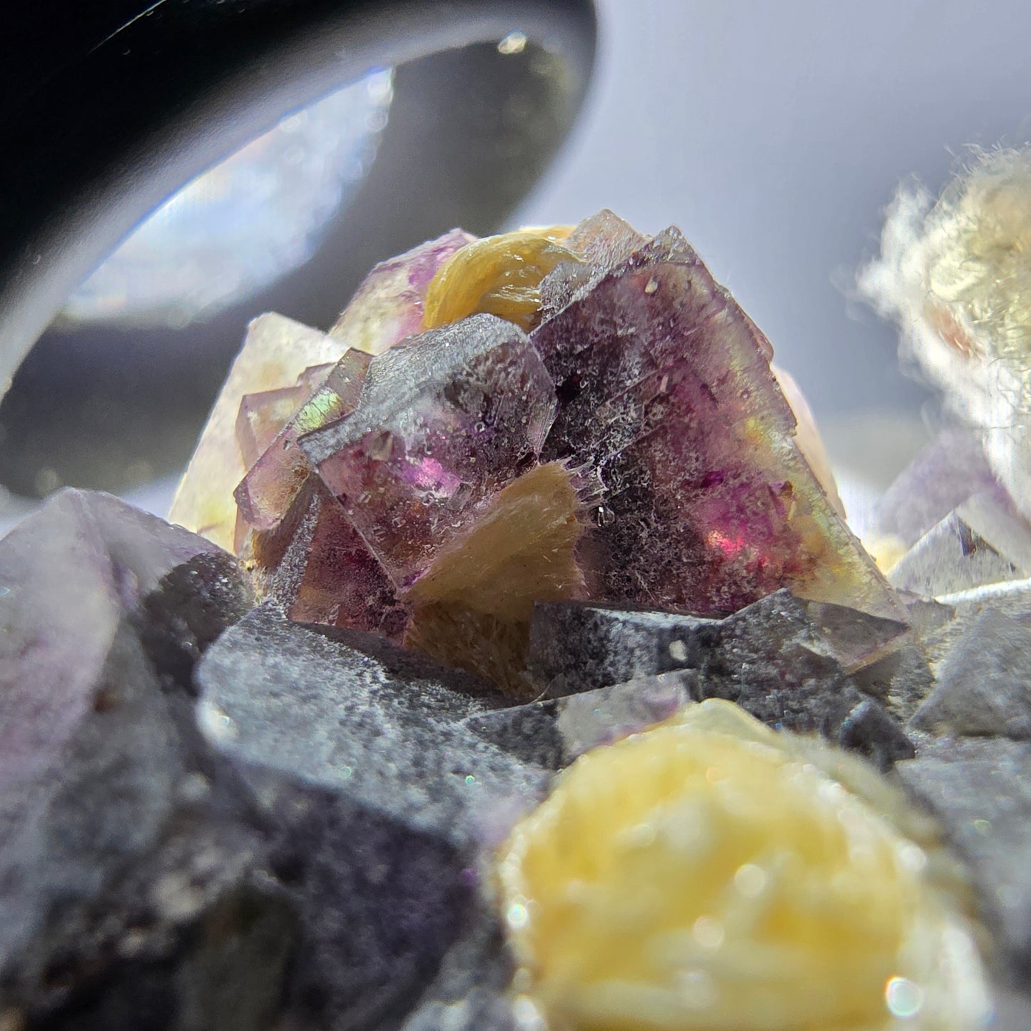 Spécimen de fluorite fantôme colorée, tourmaline schol, muscovite, hyalite, Erongo, Namibie, 42 x 28 x 29 mm