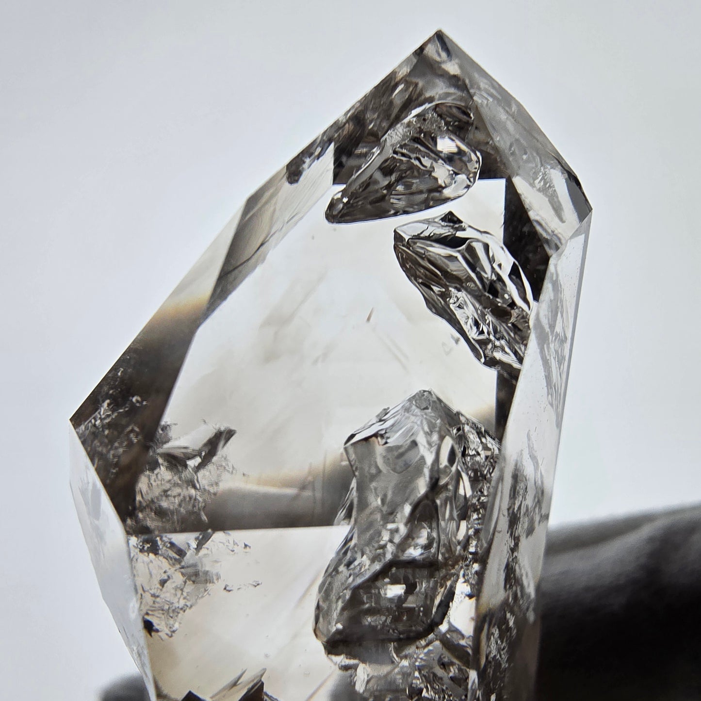 Sceptre en quartz fumé Window Phantom, calcite UV Valentine Pocket Goboboseb Namibie 90 x 38 x 25 mm