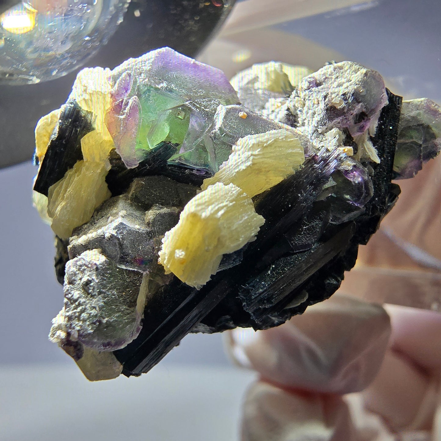 Cube hexagonal de fluorite fantôme, muscovite, tourmaline Schörl, Erongo, Namibie 28 x 25 x 18 mm