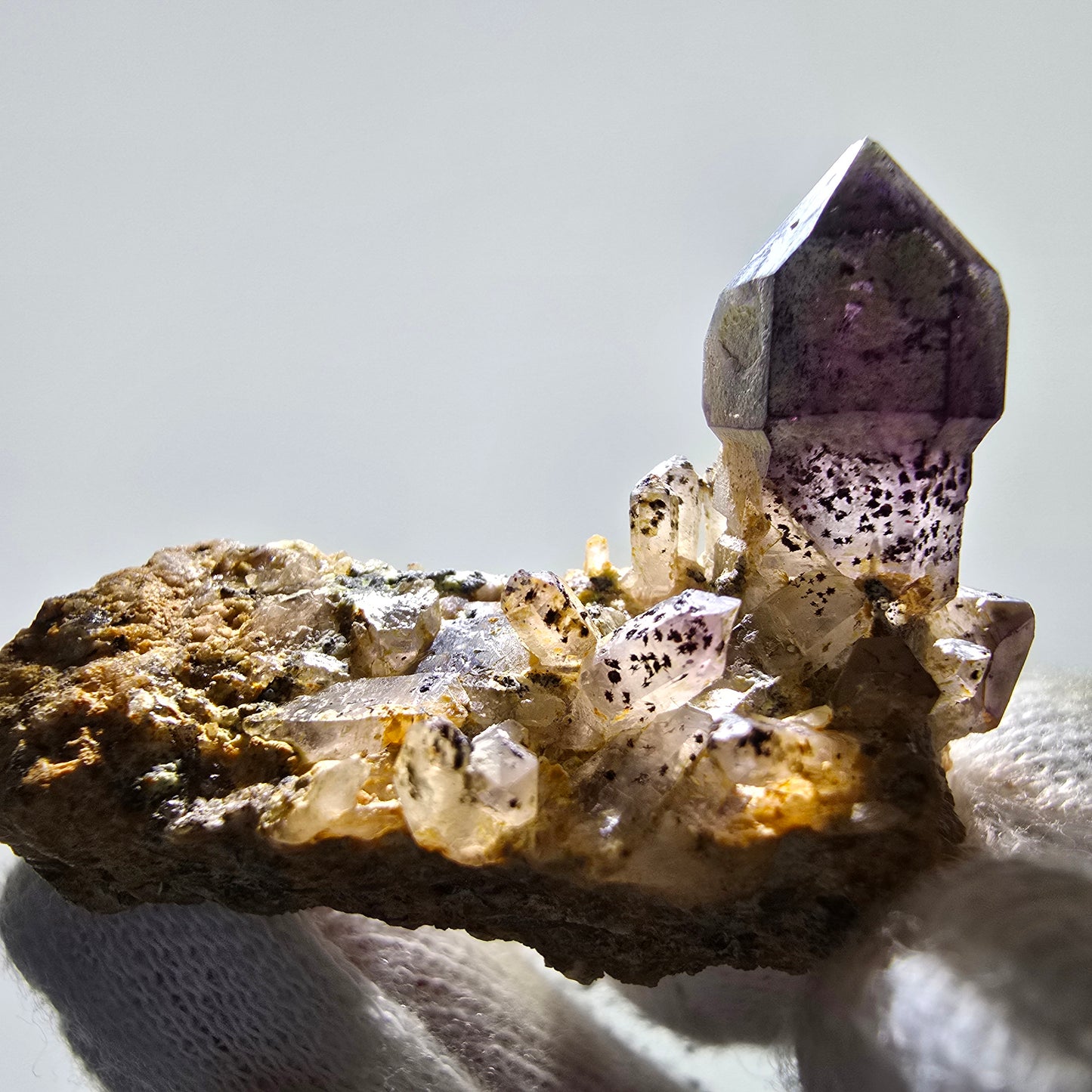 Rare sceptre d'améthyste fantôme sur scène matricielle Brandberg, Namibie 45 x 33 x 19 mm
