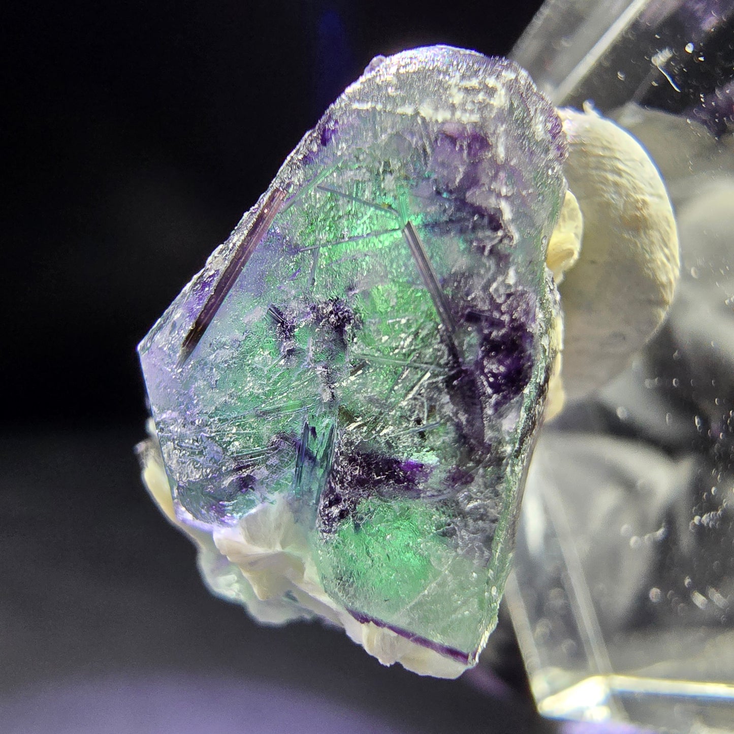 Zonarer Fluorit Kristall mit Schörl und Muskovit 19*15*14mm aus Erongo, Namibia