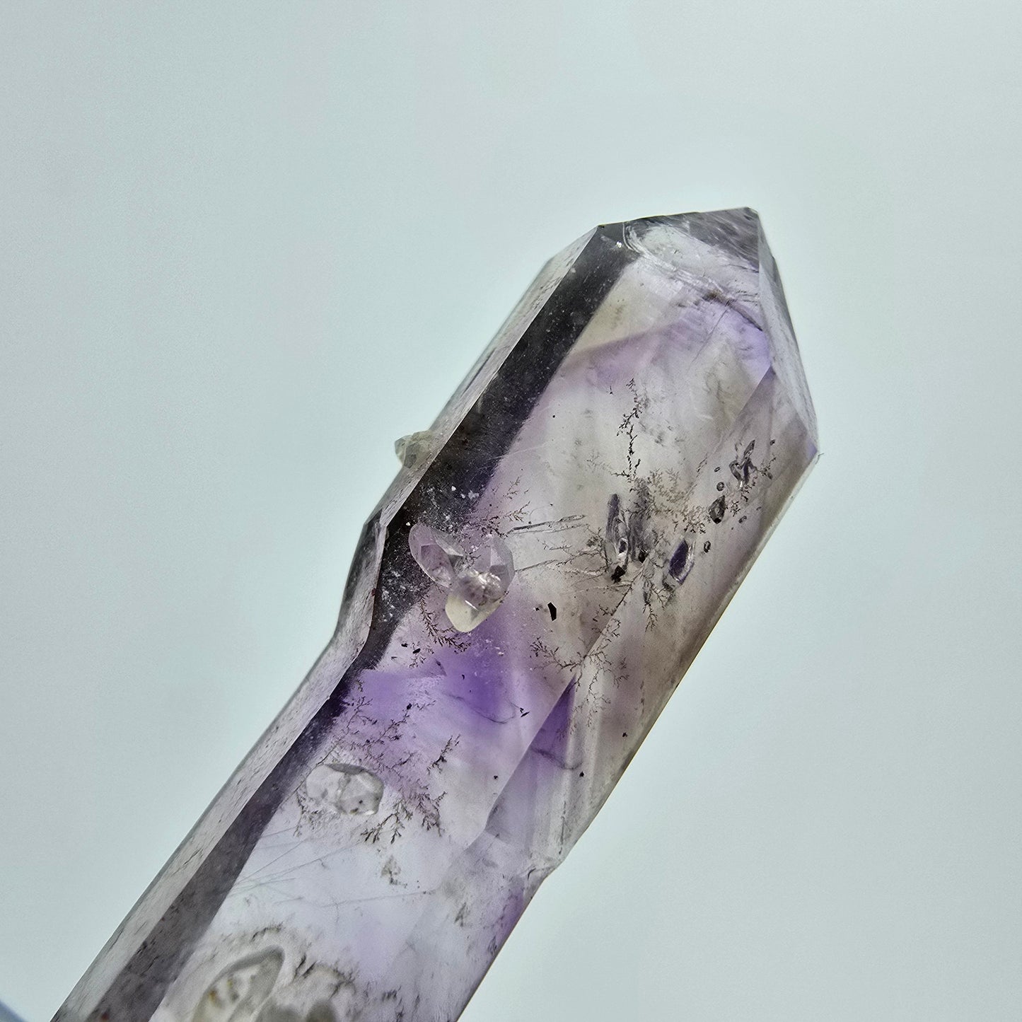 Phantom Amethyst Hämatit Zepter mit UV Calcit Goboboseb, Namibia 35*9*6mm