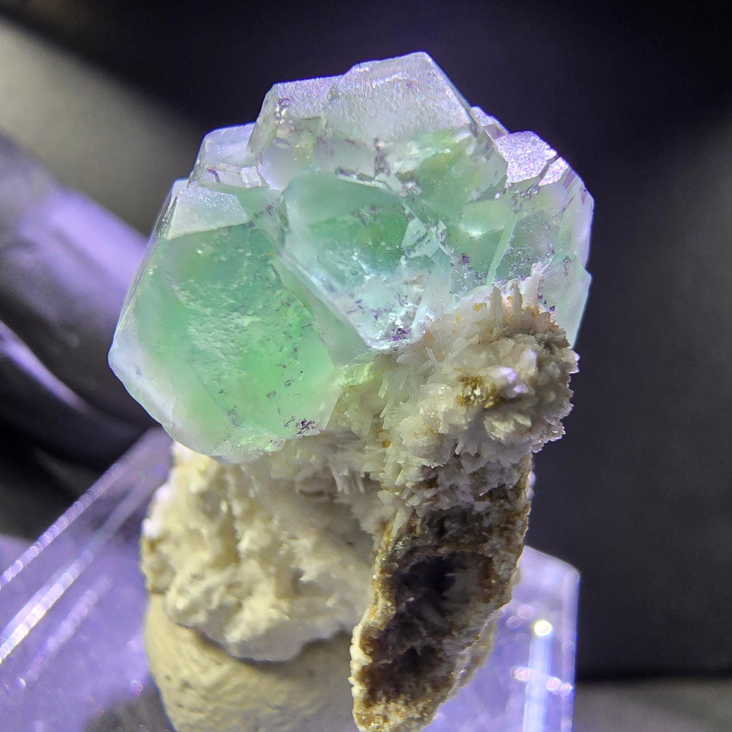Klare Phantom Fluorit Oktaeder, Muskovit auf Orthoklas 25*18*14mm Erongo Namibia