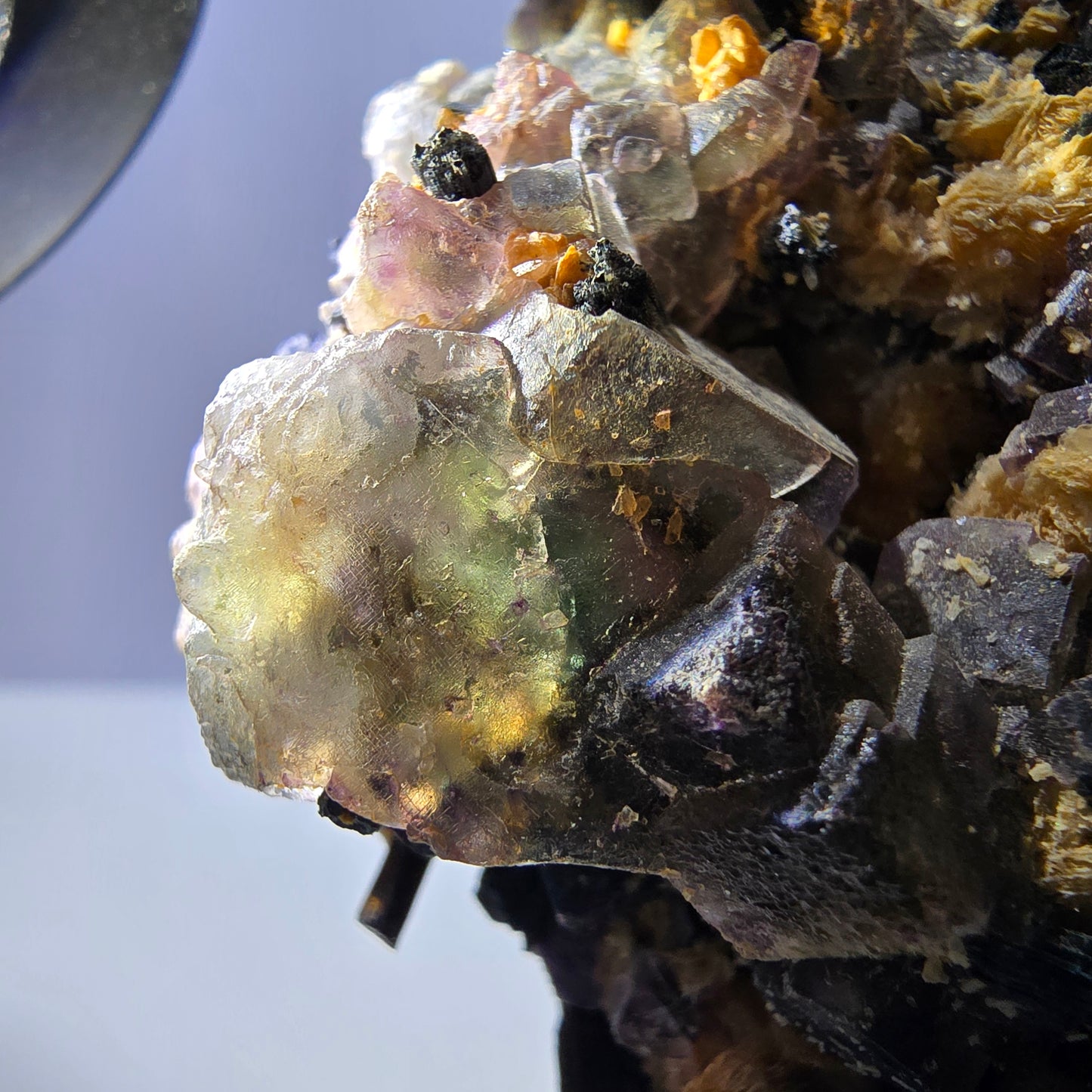 Fluorite fantôme colorée, tourmaline schol, hyalite, muscovite, Erongo, Namibie, 114 x 84 x 50 mm