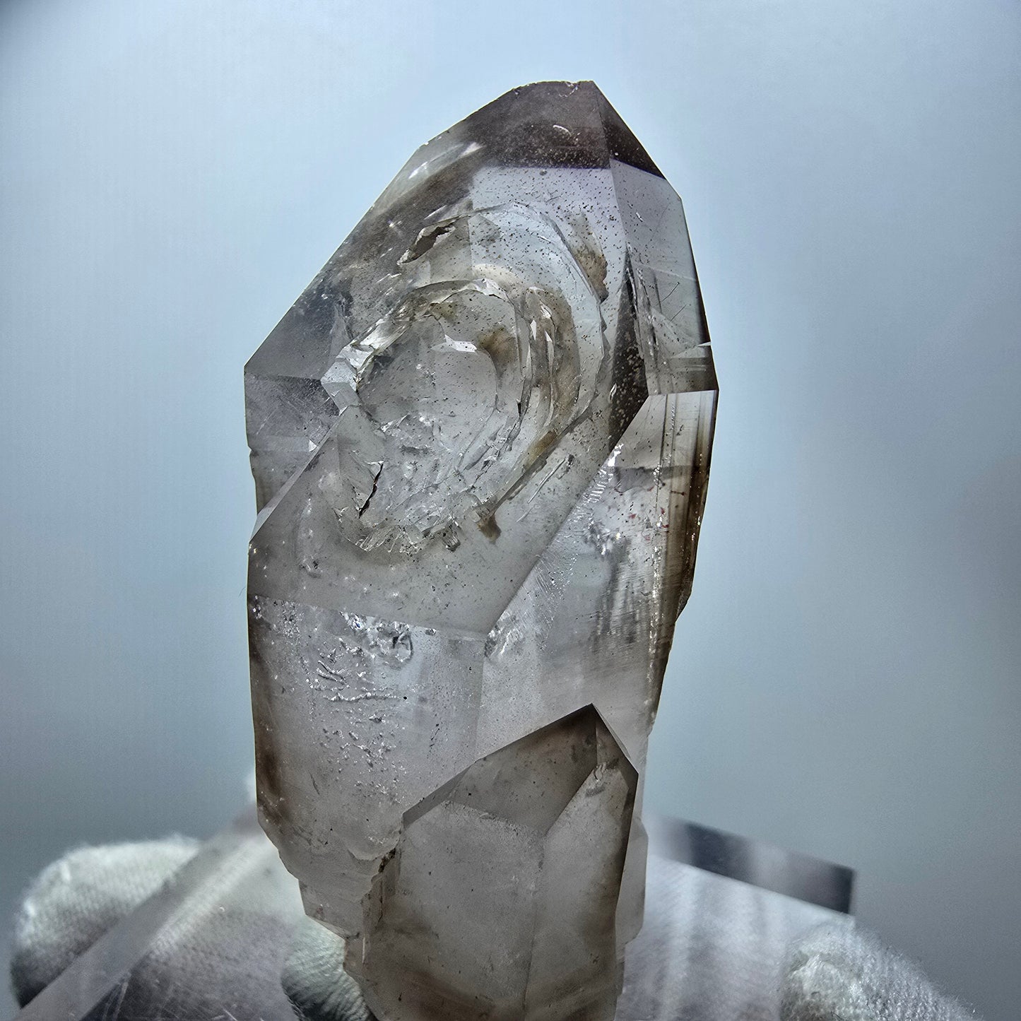 Quartz fumé fantôme transparent, pointe de sceptre, Goboboseb, Namibie, 60 x 28 x 22 mm