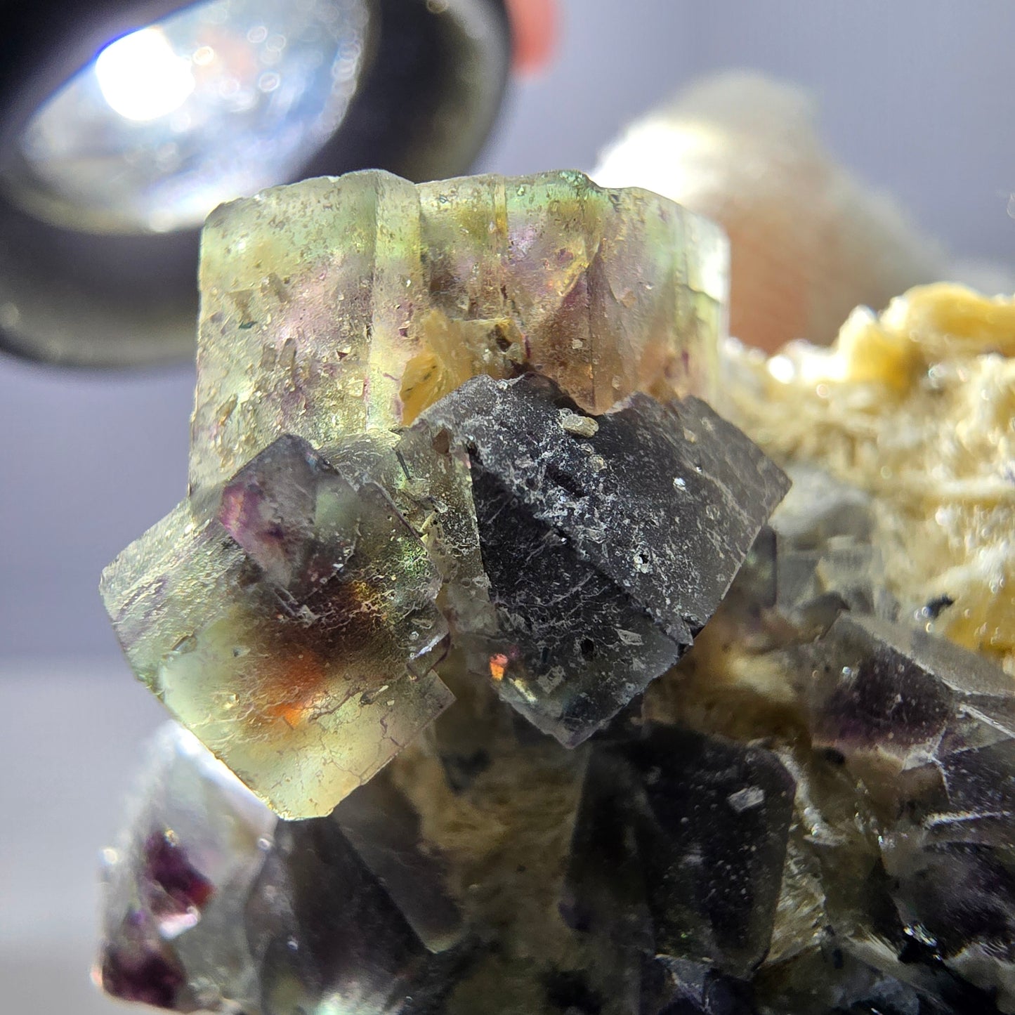 Spécimen de fluorite fantôme colorée, tourmaline scholle, muscovite, Erongo, Namibie, 43 x 31 x 25 mm