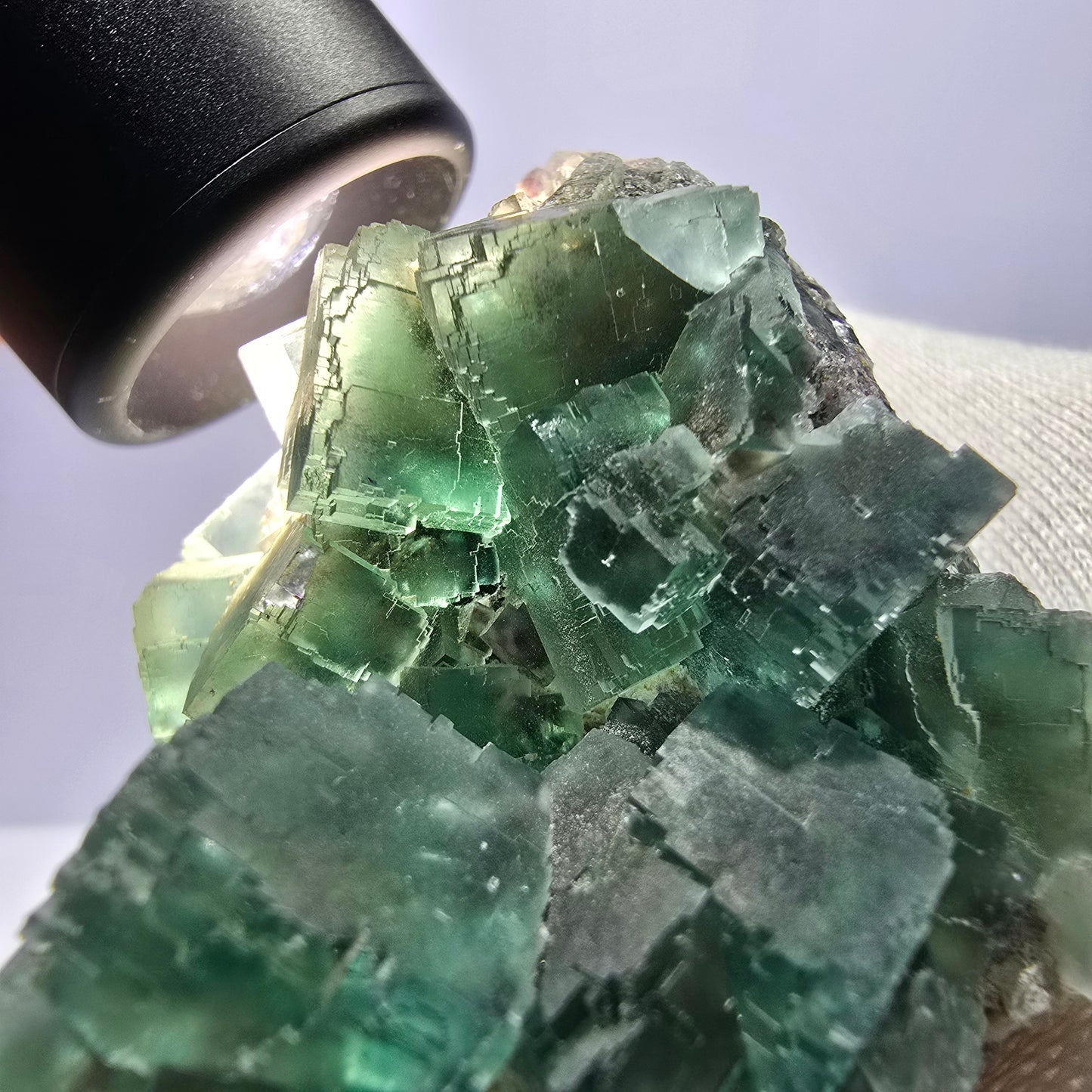 Grand spécimen de cube de fluorite fantôme, parqueté zonal Okorusu Namibie 99*62*47mm