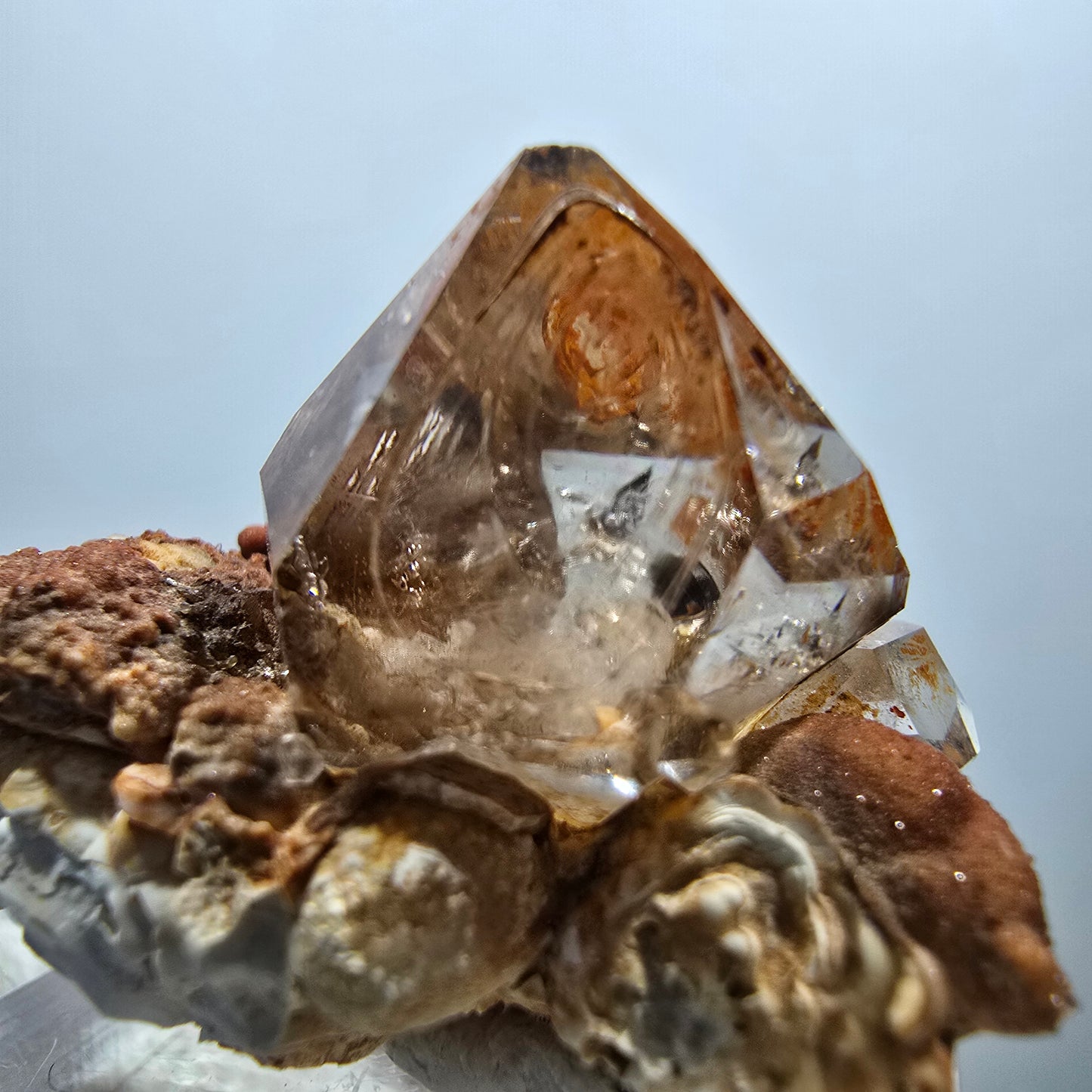 Amas de sceptres en quartz fumé fantôme transparent, Goboboseb, Namibie, 30 x 25 x 20 mm