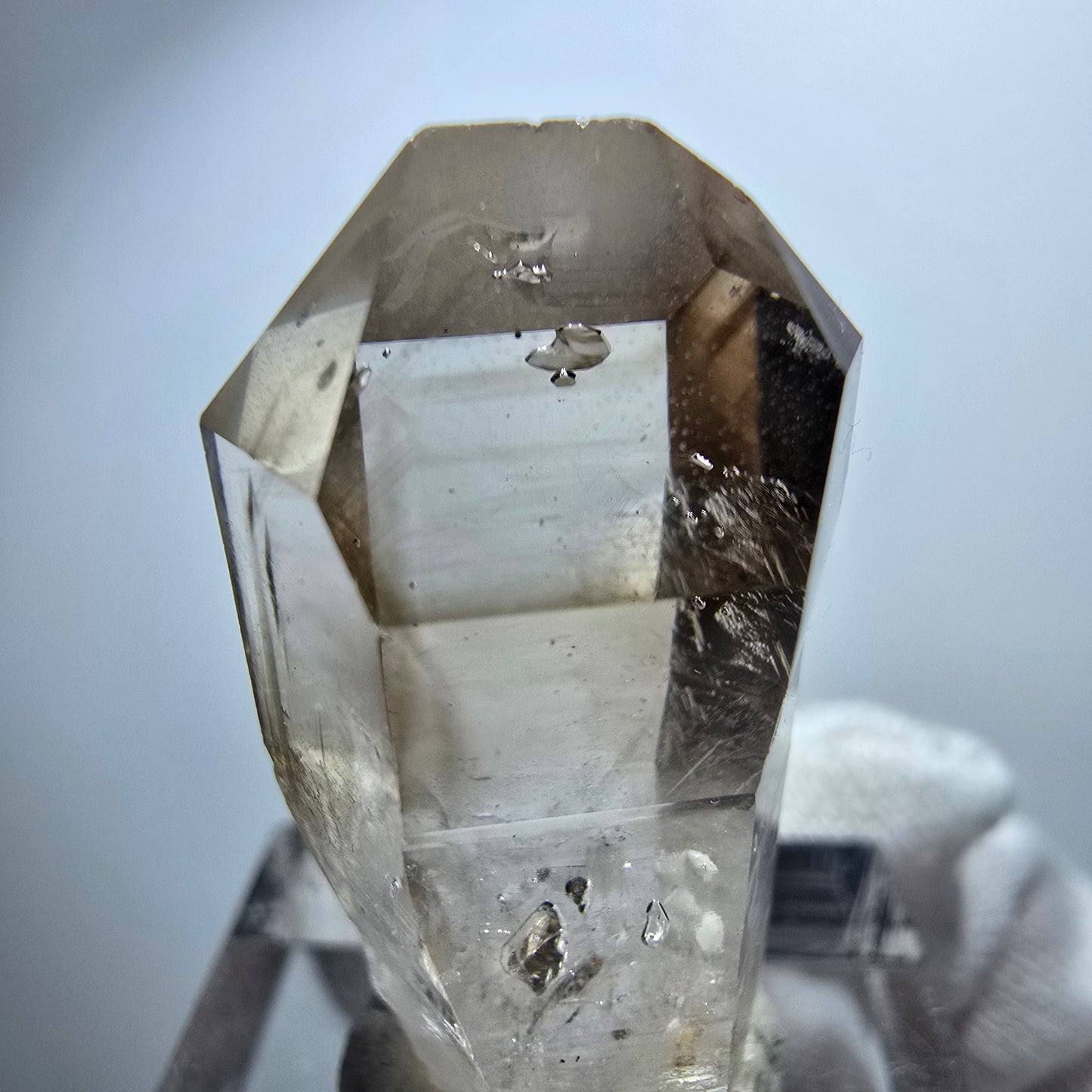 Pointe de sceptre en quartz fumé fantôme transparent, Goboboseb, Namibie, 31 x 16 x 13 mm