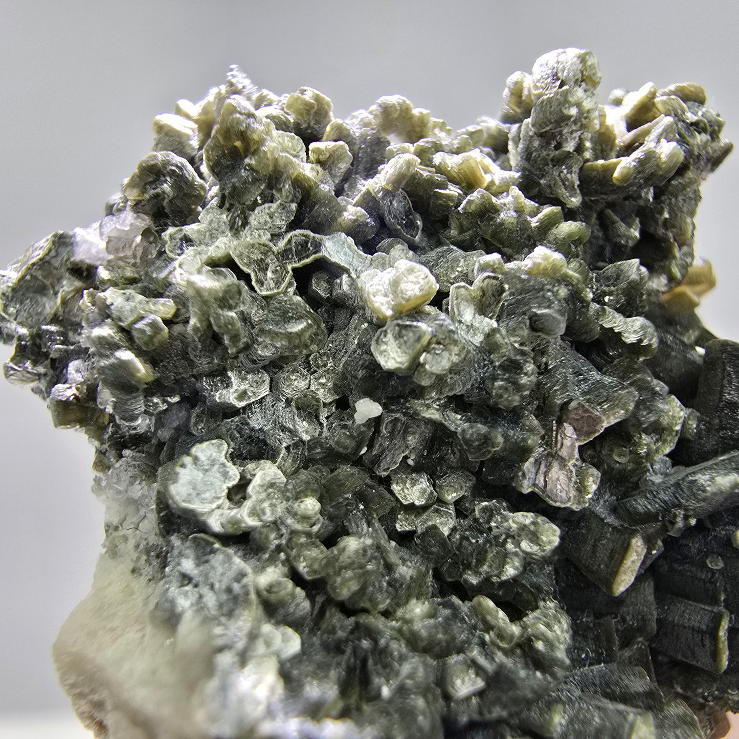 Seltene Muskovit, UV Calcit Stufe Erongo, Namibia 38*36*30mm Mineraliensammlung