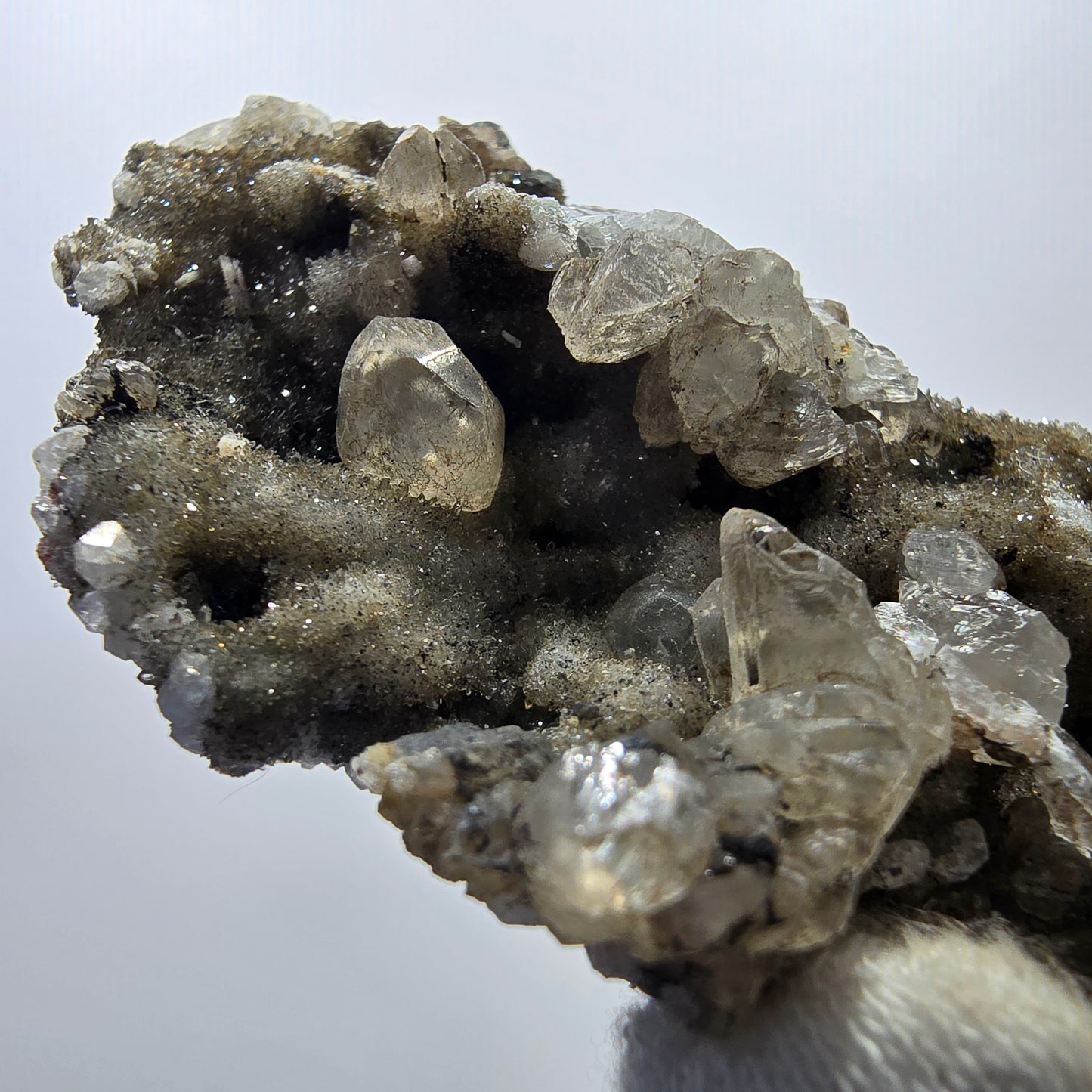 Quartz fumé Harlequin DT, calcite UV, spécimen de chrysocolle, Valentine Pocket, Namibie, 108 x 64 x 44 mm