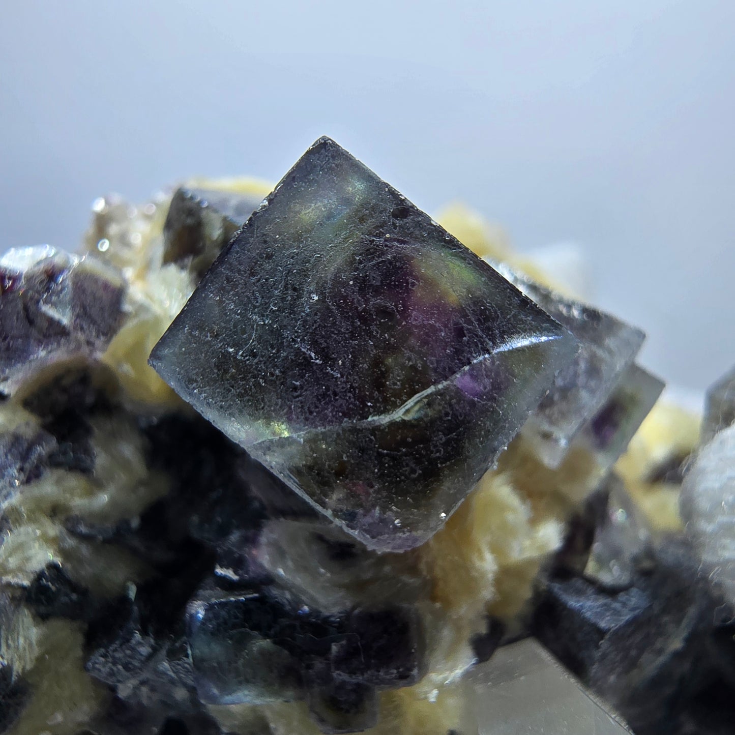 Cube de fluorite fantôme coloré, spécimen de quartz fumé muscovite, Erongo, Namibie, 48 x 32 x 29 mm