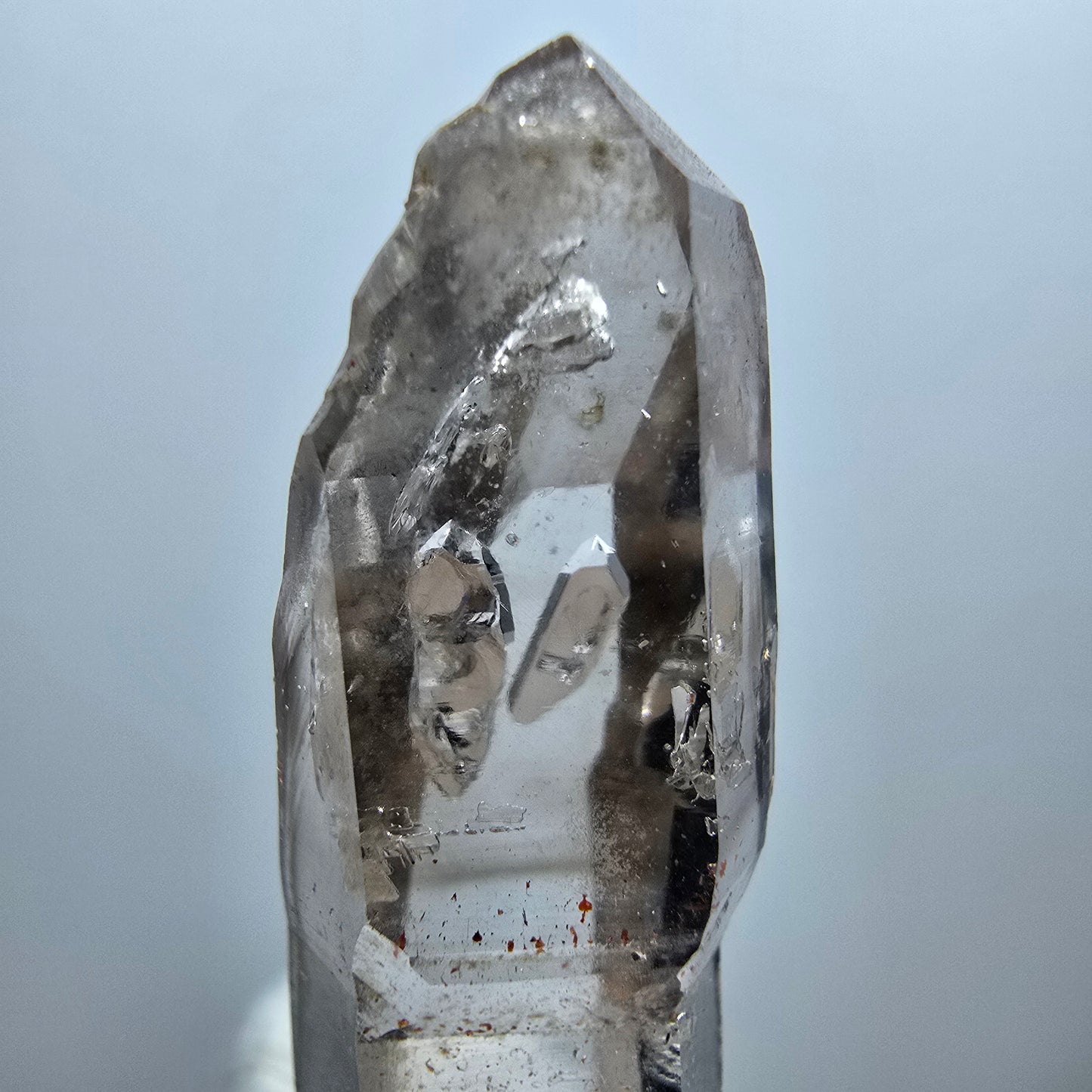 Pointe de sceptre en quartz fumé fantôme transparent, Goboboseb, Namibie, 45 x 11 x 14 mm