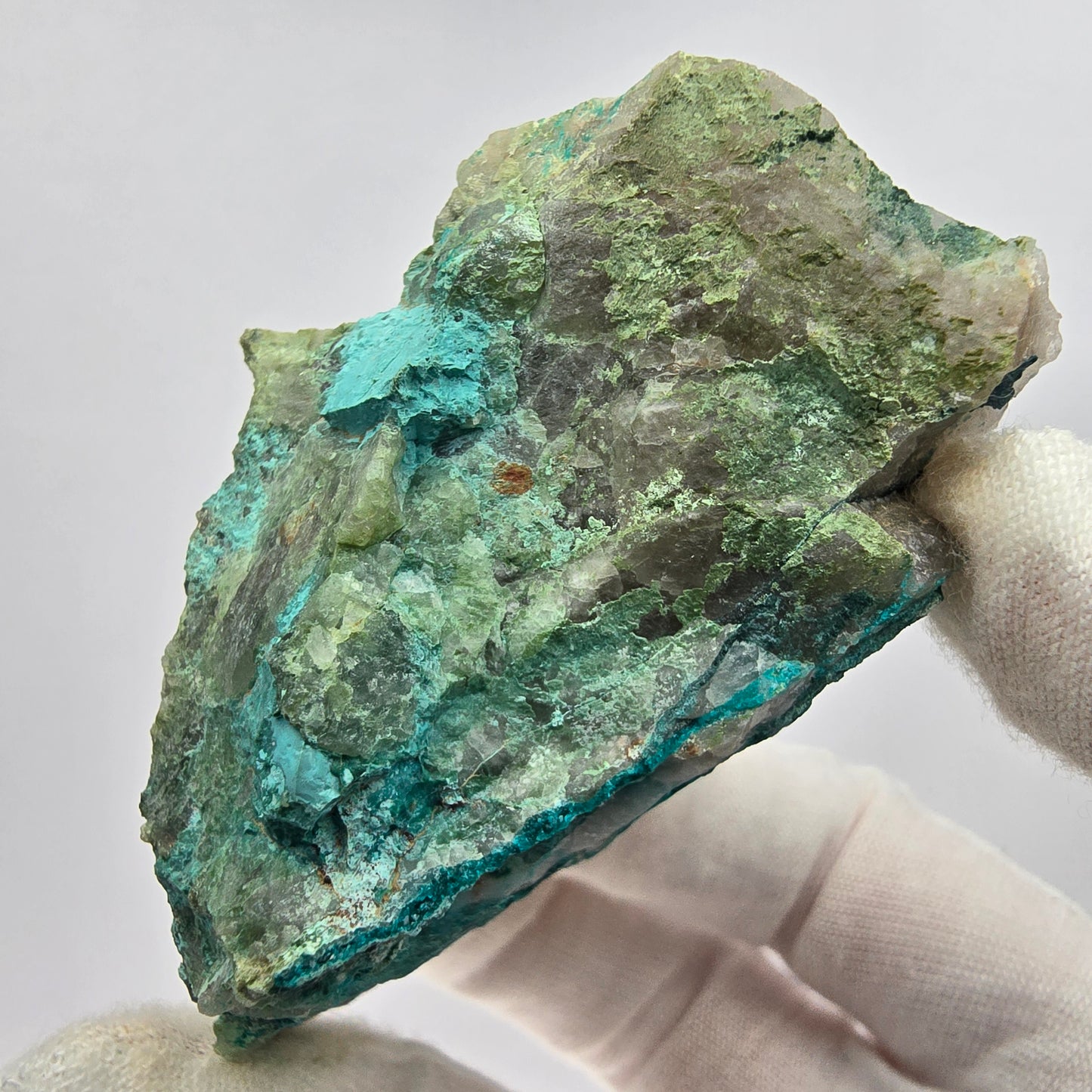 Rare spécimen de dioptase, chrysocolle sur quartz, Kaokoveld, Namibie, 68 x 41 x 38 mm