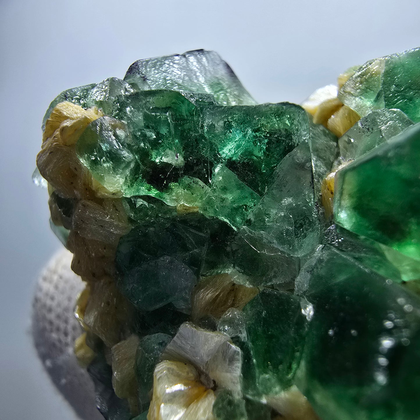 Fluorite fantôme Schörl, tourmaline, calcite, muscovite, stade Erongo, Namibie, 52 x 43 x 34 mm