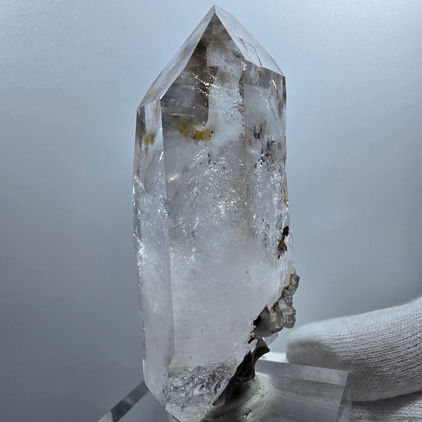 Sceptre DT Enhydro en quartz fumé lémurien, gobo de poche UV en calcite Valentine. Namibie 80 x 40 x 29 mm