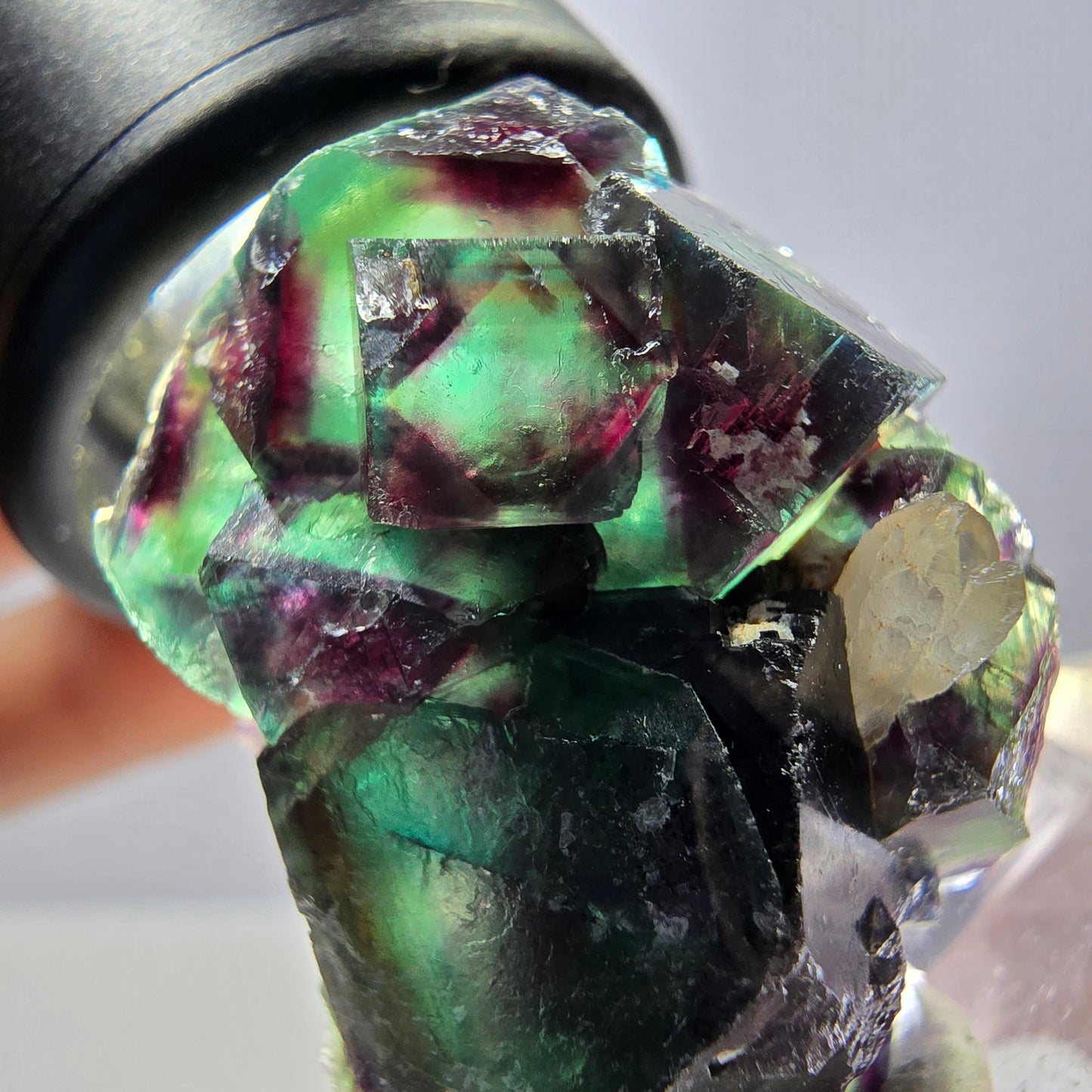 Rare cube de fluorite UV, spécimen de quartz, vert violet, Okorusu, Namibie 32 x 26 x 15 mm