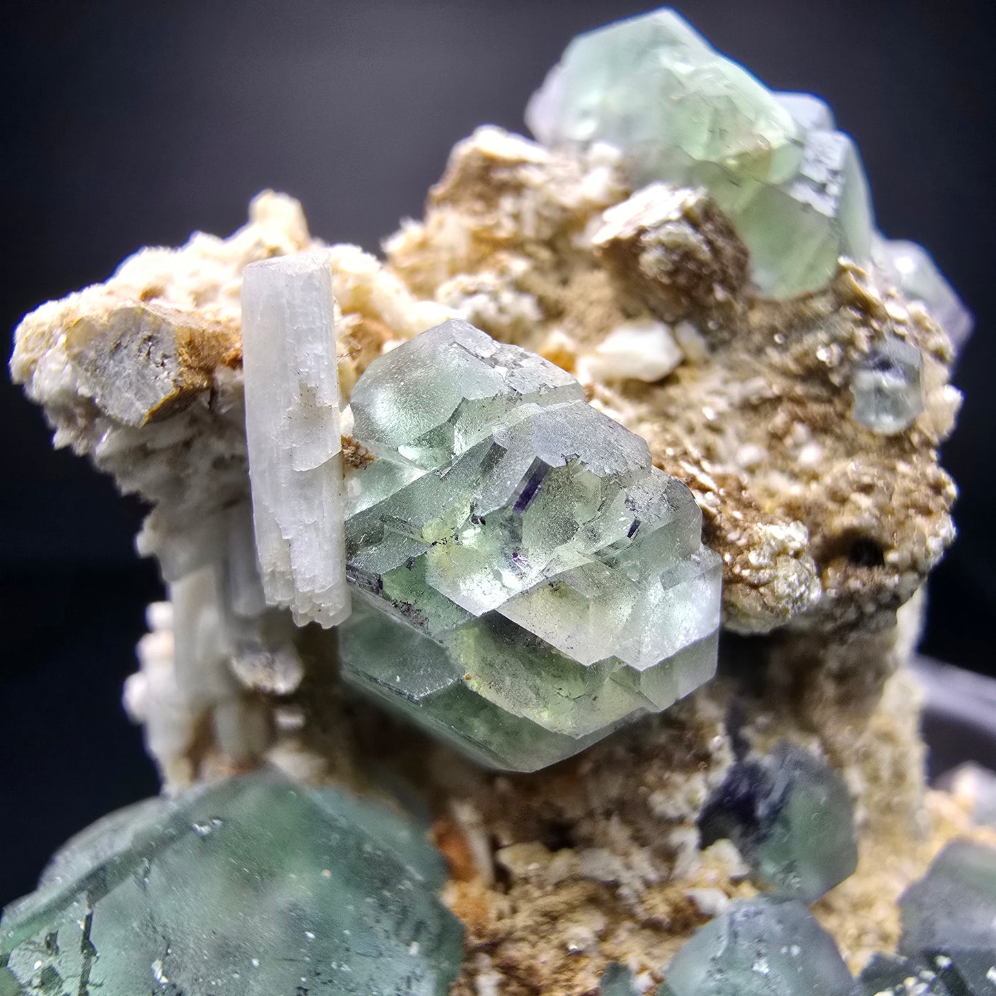 Klare zonare Fluorit Würfel Orthoklas Hyalit Stufe Erongo Namibia 88*45*50mm
