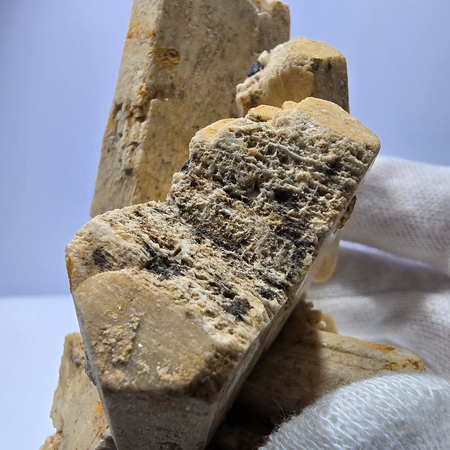 Grand spécimen d'orthose, de tourmaline Schorl et d'hyalite, Erongo, Namibie, 94 x 57 x 50 mm