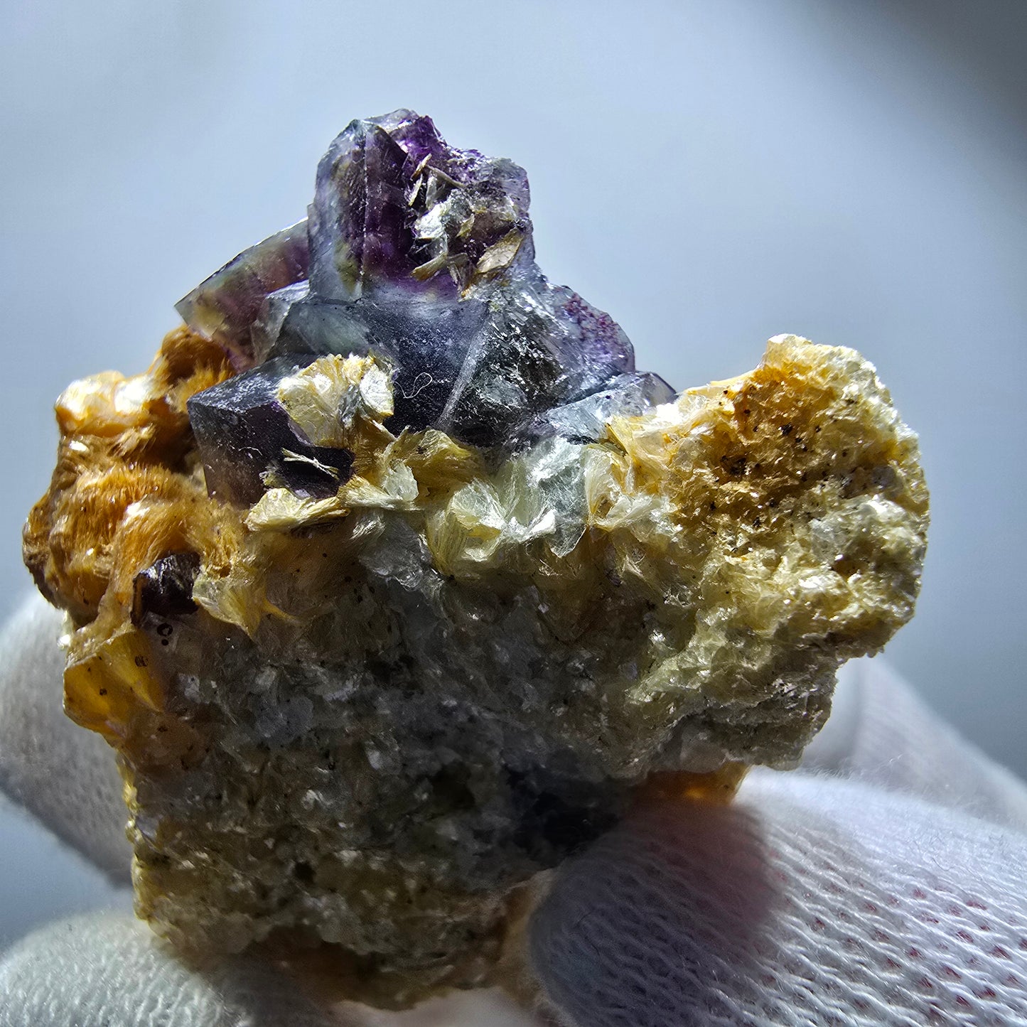 Bunte Phantom Fluorit Würfel, Muskovit Stufe Erongo, Namibia 42*38*23mm