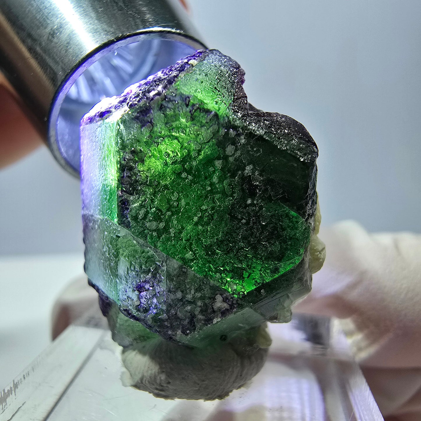 Cube hexagonal de fluorite fantôme, muscovite, tourmaline Schörl, Erongo, Namibie, 26 x 21 x 16 mm