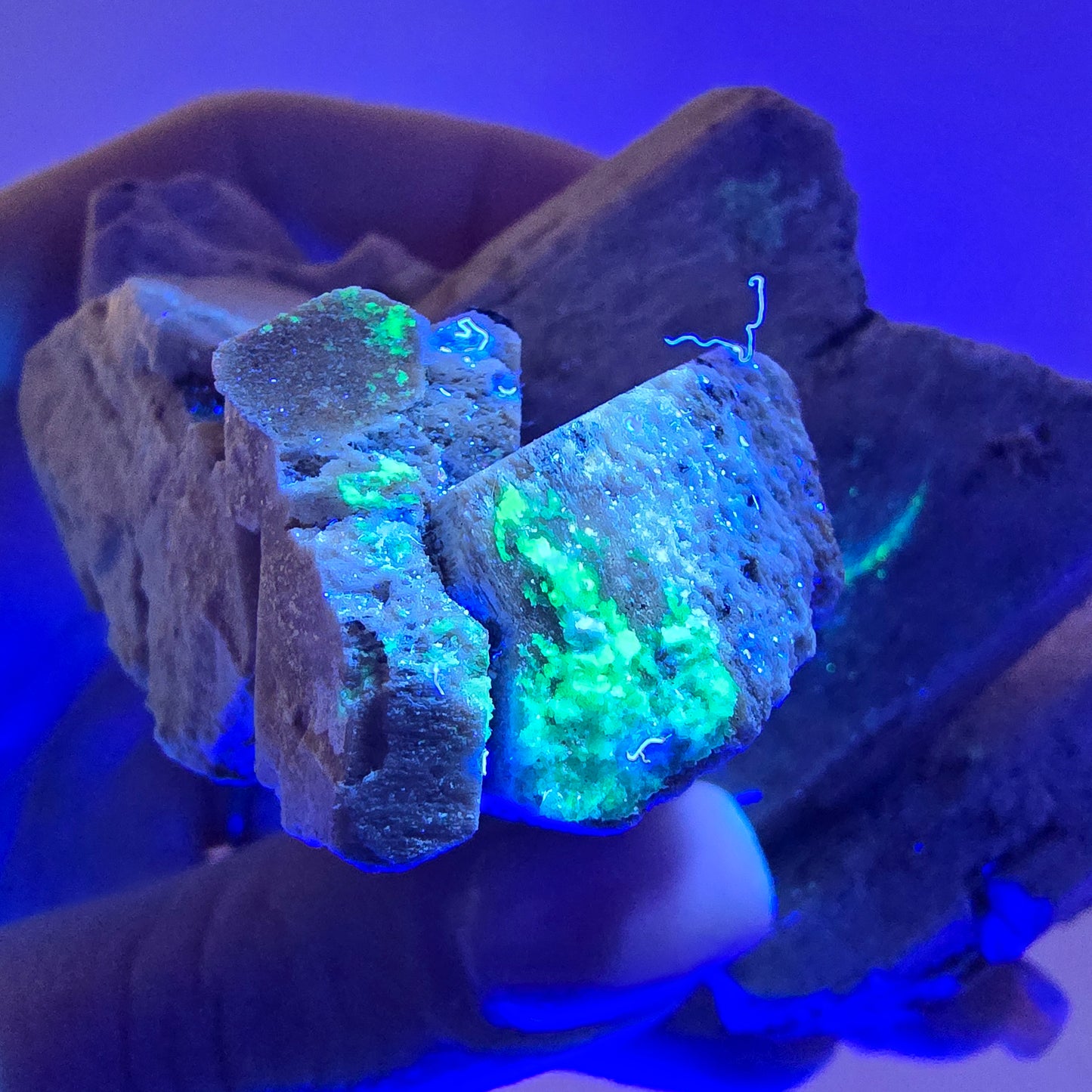 Grand spécimen d'orthose, de tourmaline Schorl et d'hyalite, Erongo, Namibie, 94 x 57 x 50 mm