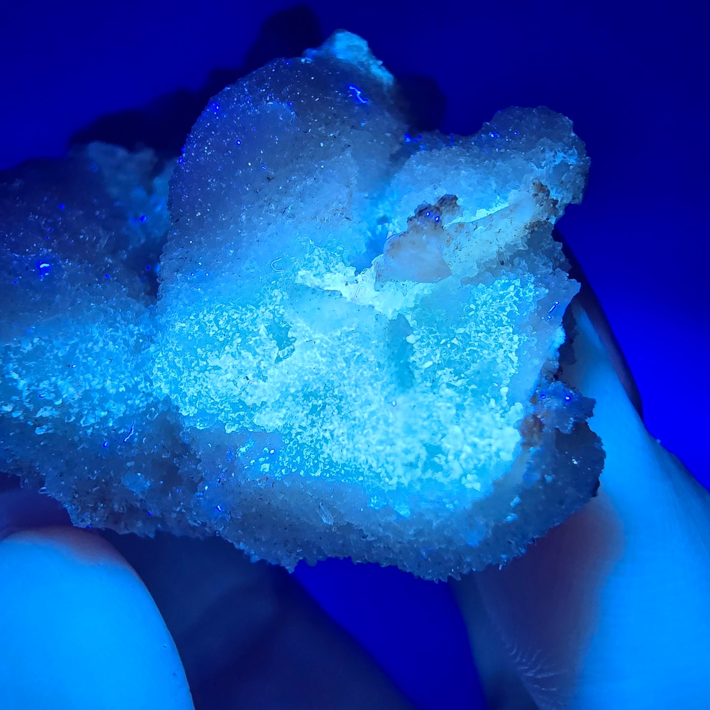 Spécimen rare de calcite UV, mine Valentine Pocket, Goboboseb, Namibie, 88 x 44 x 29 mm