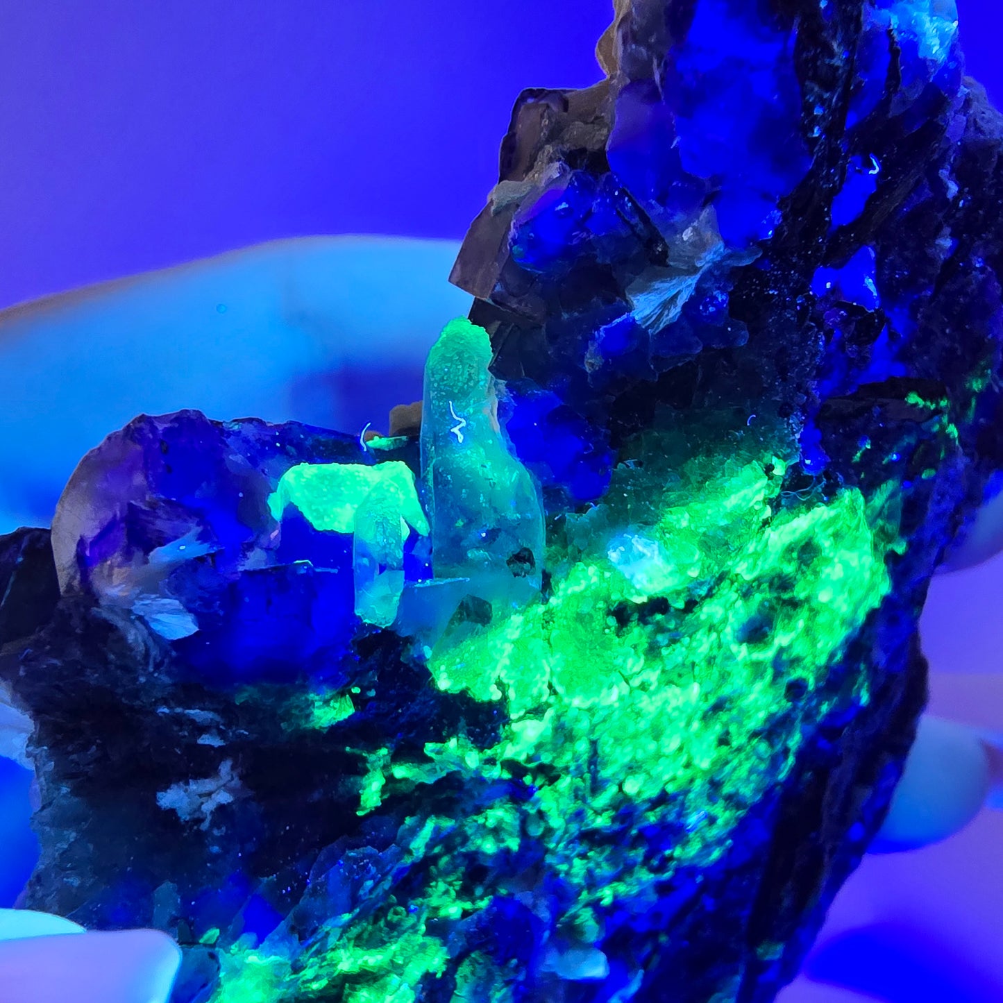 Grande fluorite fantôme, tourmaline schol, hyalite, muscovite, quartz fumé, Erongo, Namibie, 93 x 74 x 24 mm