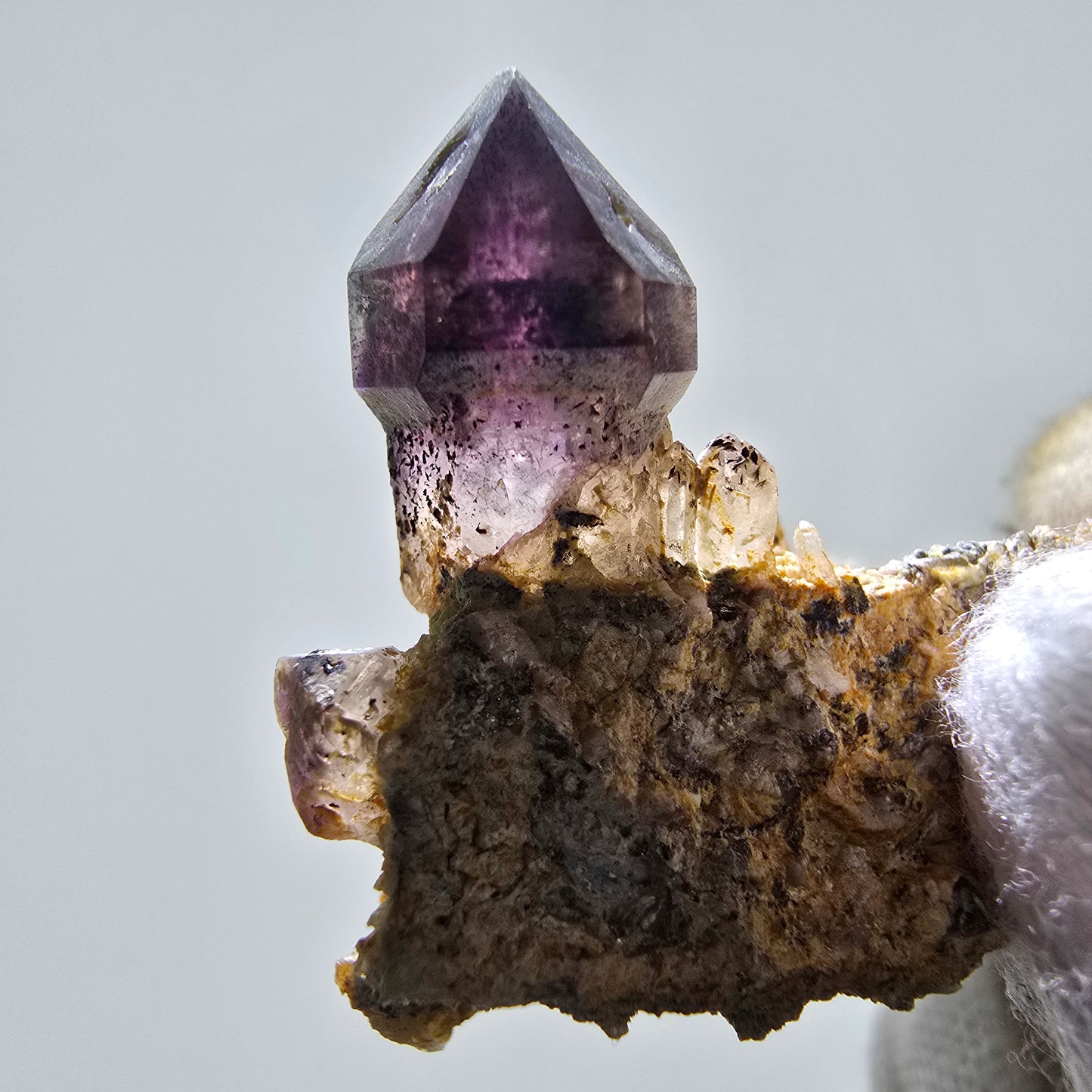 Rare sceptre d'améthyste fantôme sur scène matricielle Brandberg, Namibie 45 x 33 x 19 mm
