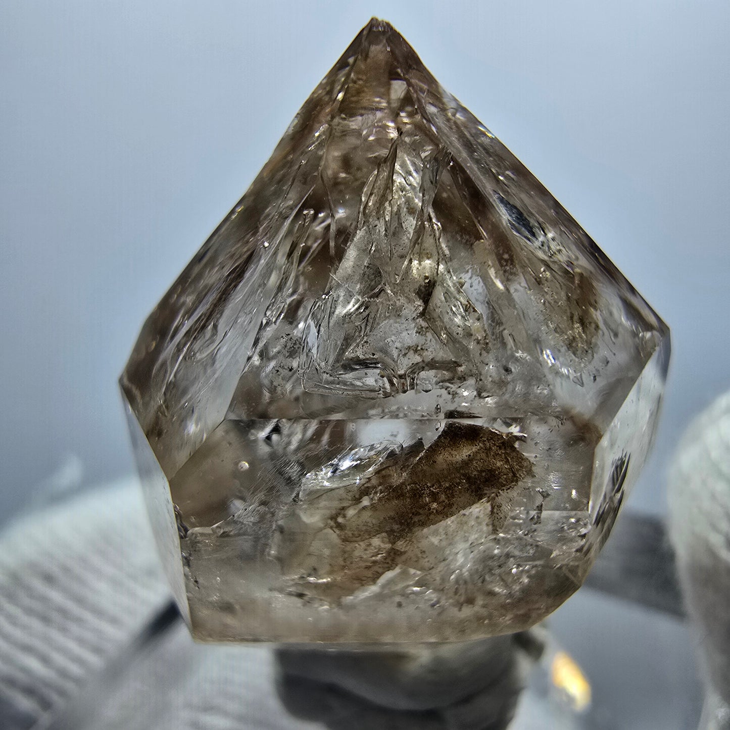 Sceptre en quartz fumé fantôme transparent, DT Point, Goboboseb, Namibie, 29 x 22 x 16 mm