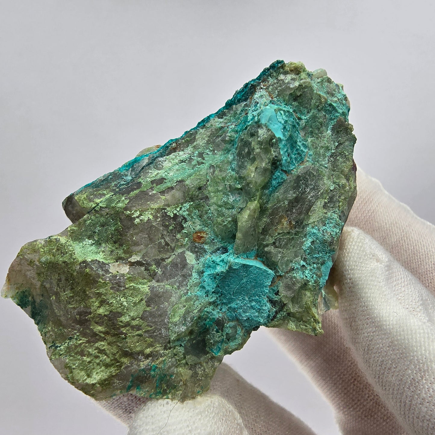 Rare spécimen de dioptase, chrysocolle sur quartz, Kaokoveld, Namibie, 68 x 41 x 38 mm