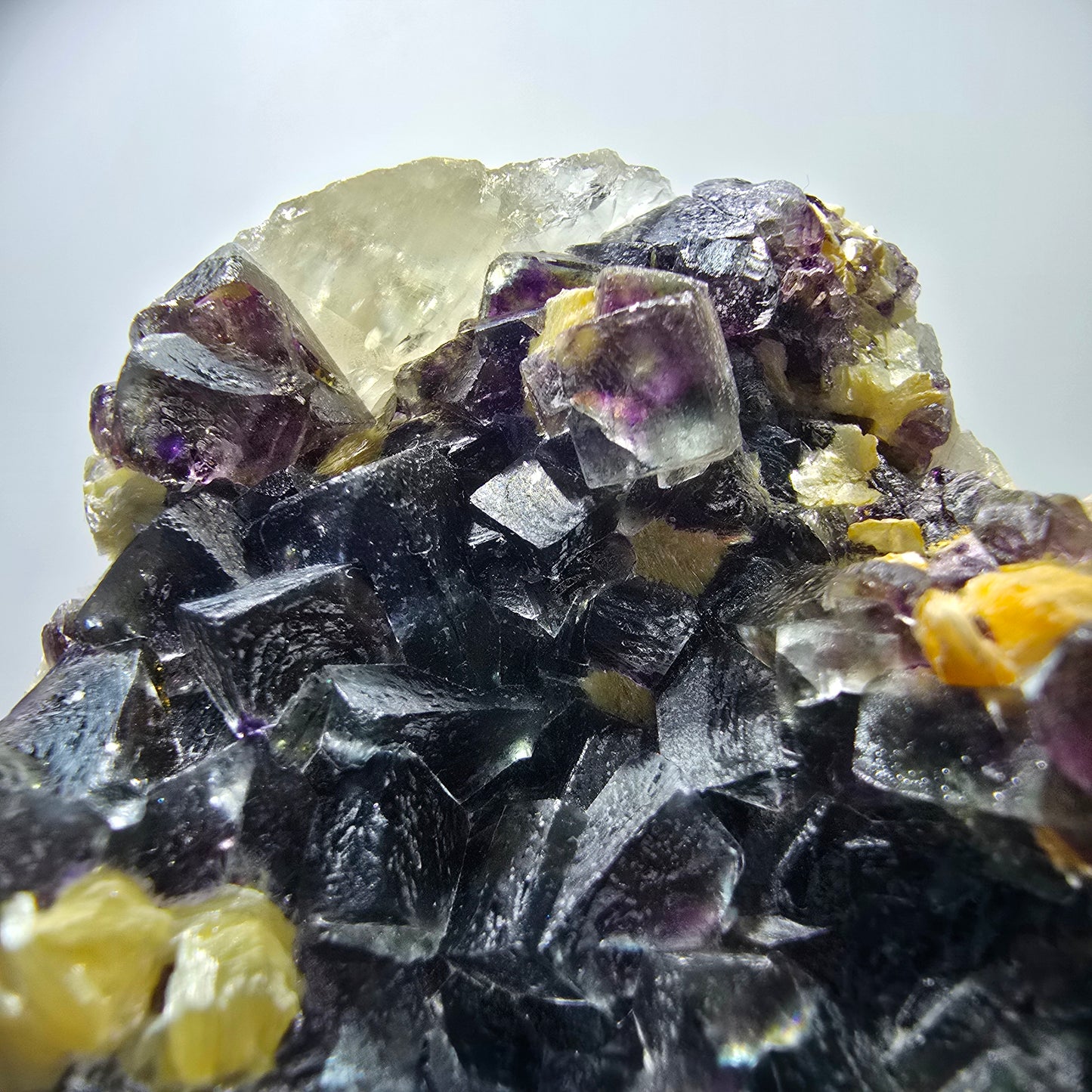 Cubes de fluorite fantôme colorés, spécimen de muscovite, Erongo, Namibie, 71 x 56 x 35 mm
