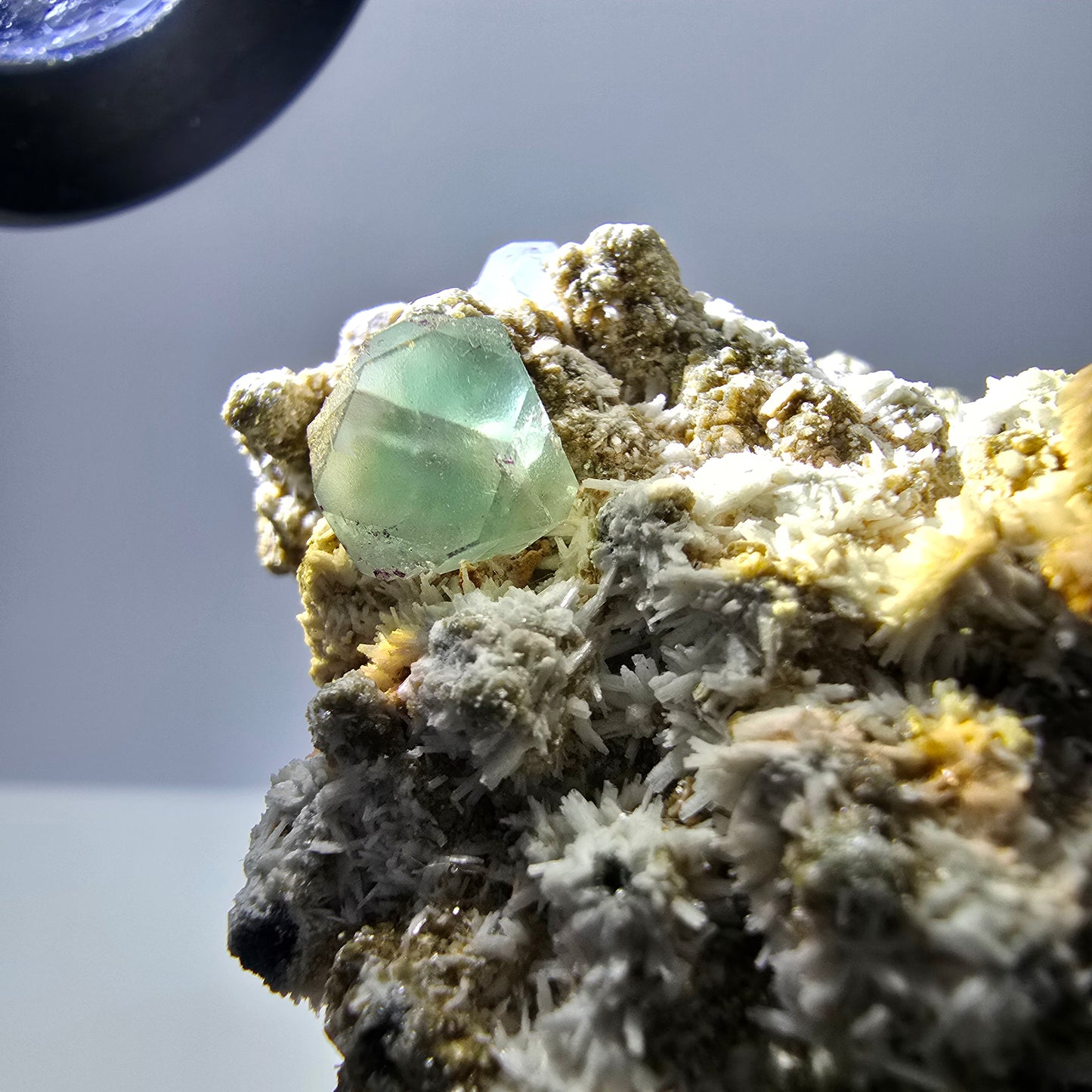 Grand spécimen de fluorite, hyalite, scholle, tourmaline, muscovite, orthose, Erongo, Namibie, 126 x 99 x 78 mm