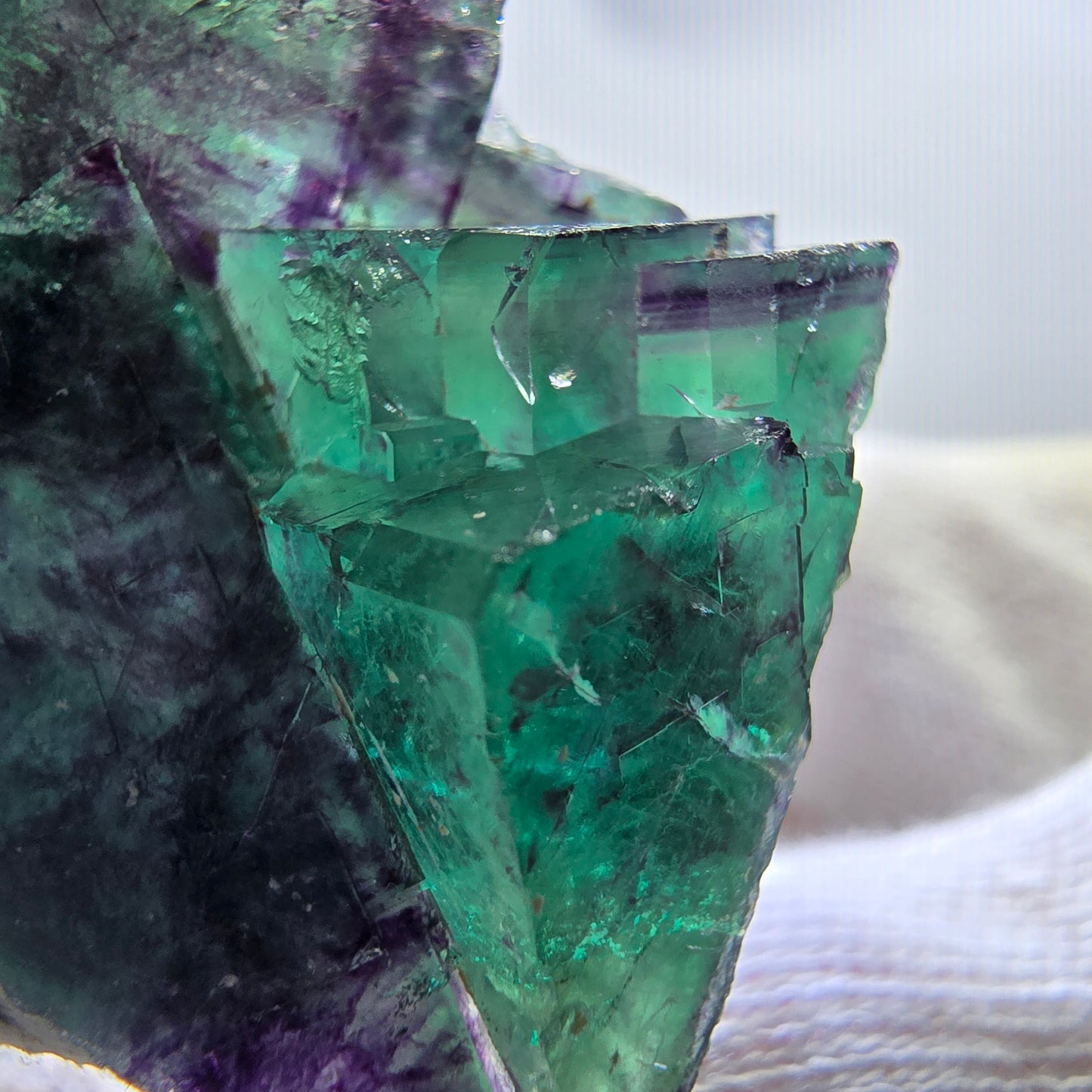 Spécimen rare de cube de fluorite fantôme, vert-violet zonal, Okorusu, Namibie, 46 x 37 x 24 mm