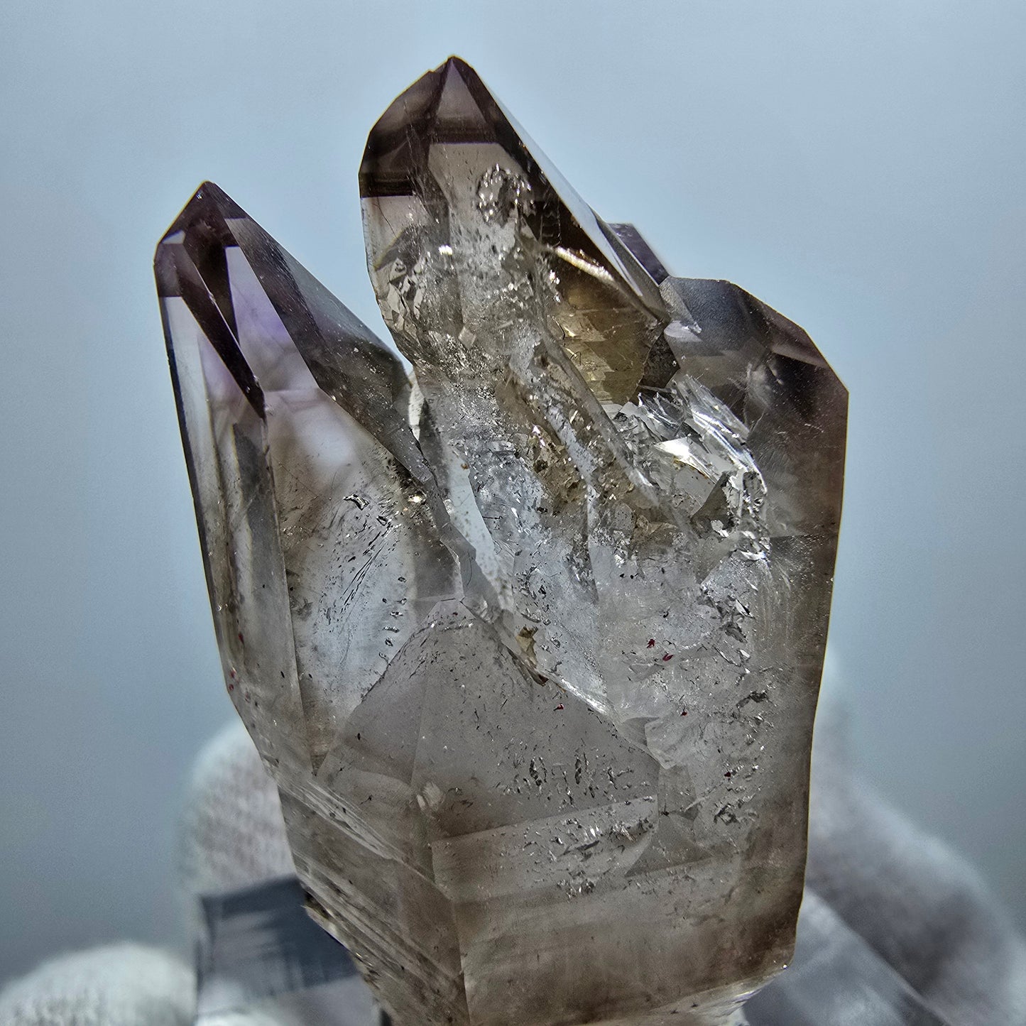 Amas de sceptres en quartz fumé fantôme transparent, Goboboseb, Namibie, 35 x 20 x 17 mm