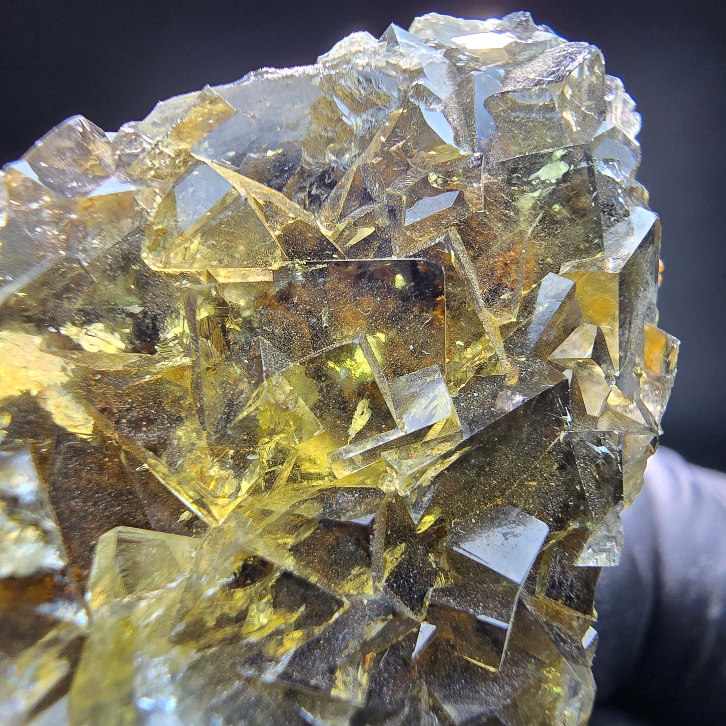 Klare Honey Pocket Phantom Fluorit Würfel Stufe gelb Okorusu, Namibia 73*52*16mm