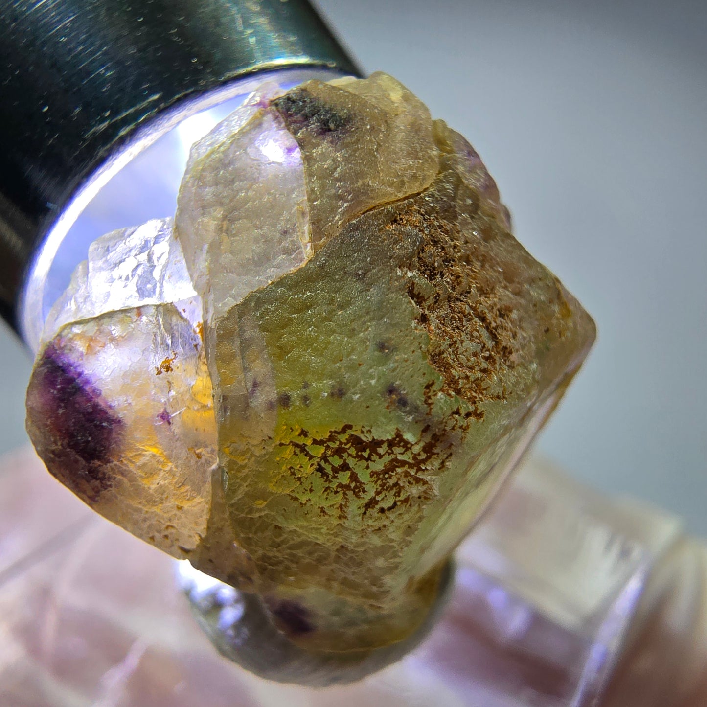 Cube de fluorite fantôme, zonal, spécimen de muscovite, Erongo, Namibie, 20 x 18 x 14 mm