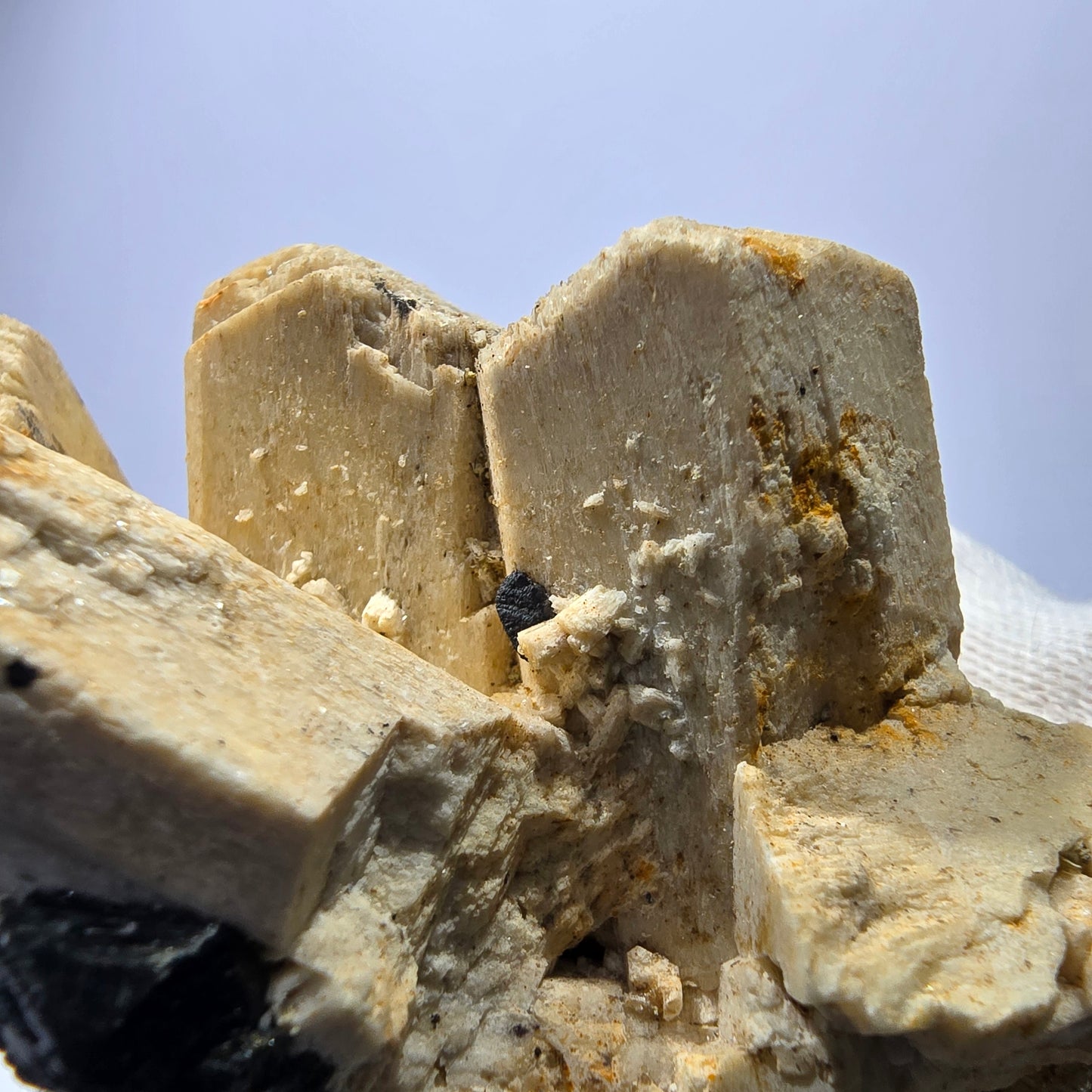 Grand spécimen d'orthose, de tourmaline Schorl et d'hyalite, Erongo, Namibie, 94 x 57 x 50 mm