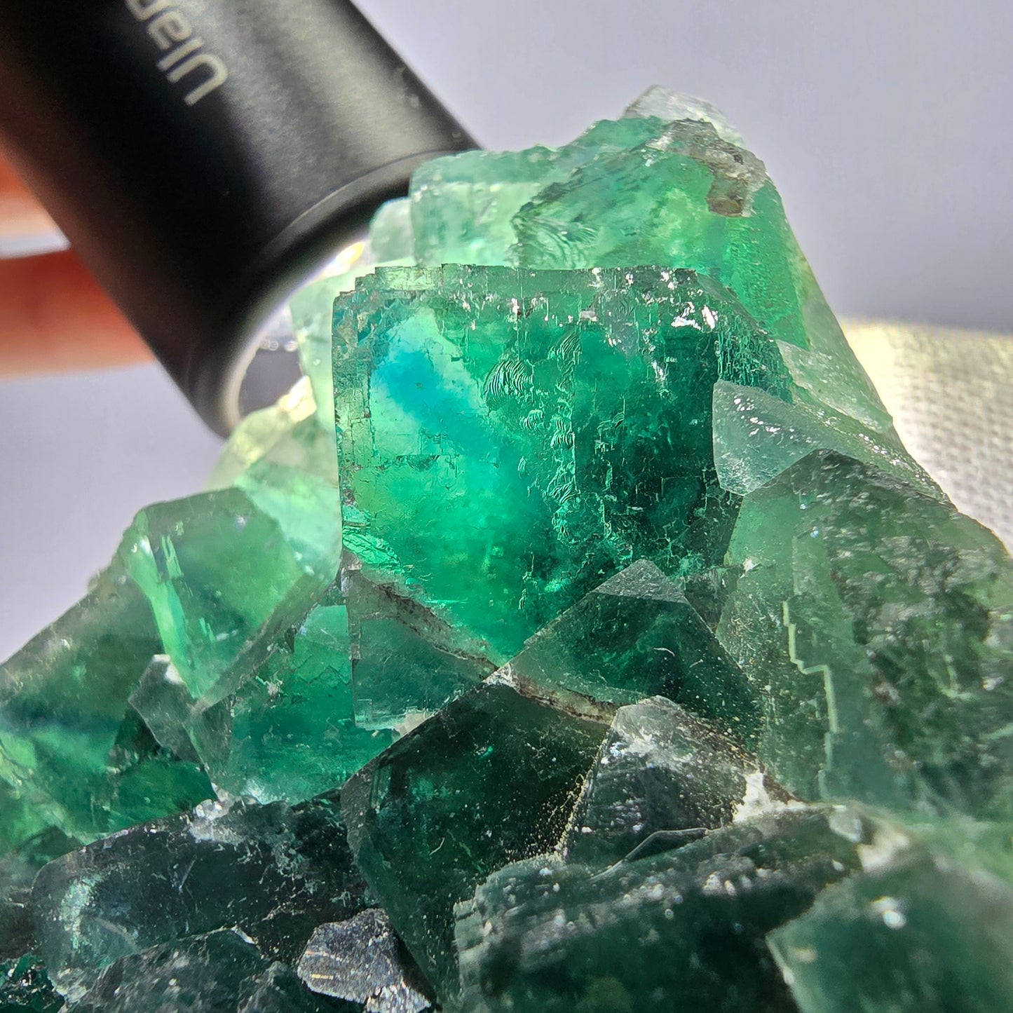 Grand cube de fluorite fantôme vert étagé Okorusu Namibie 102 x 78 x 28 mm