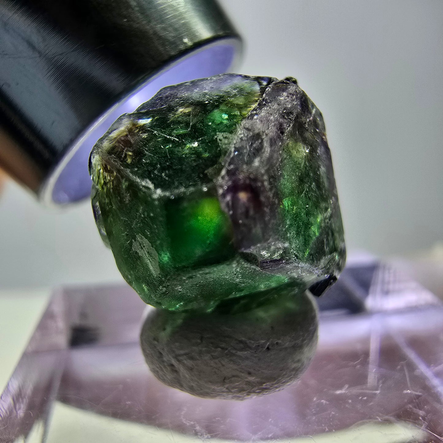 Cube hexagonal de fluorite fantôme, muscovite, tourmaline Schörl, Erongo, Namibie, 14 x 13 x 13 mm