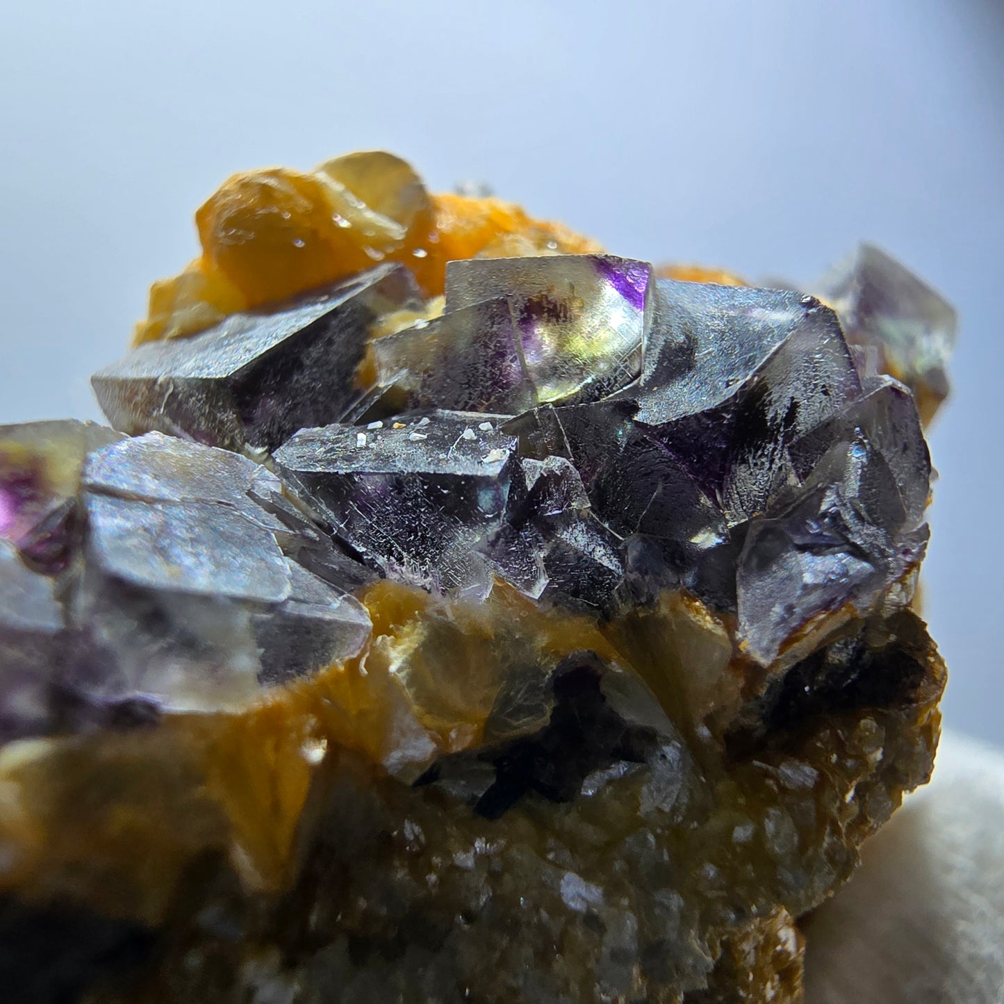 Spécimen de fluorite fantôme colorée, de tourmaline Schorl et de muscovite, Erongo, Namibie, 58 x 51 x 33 mm