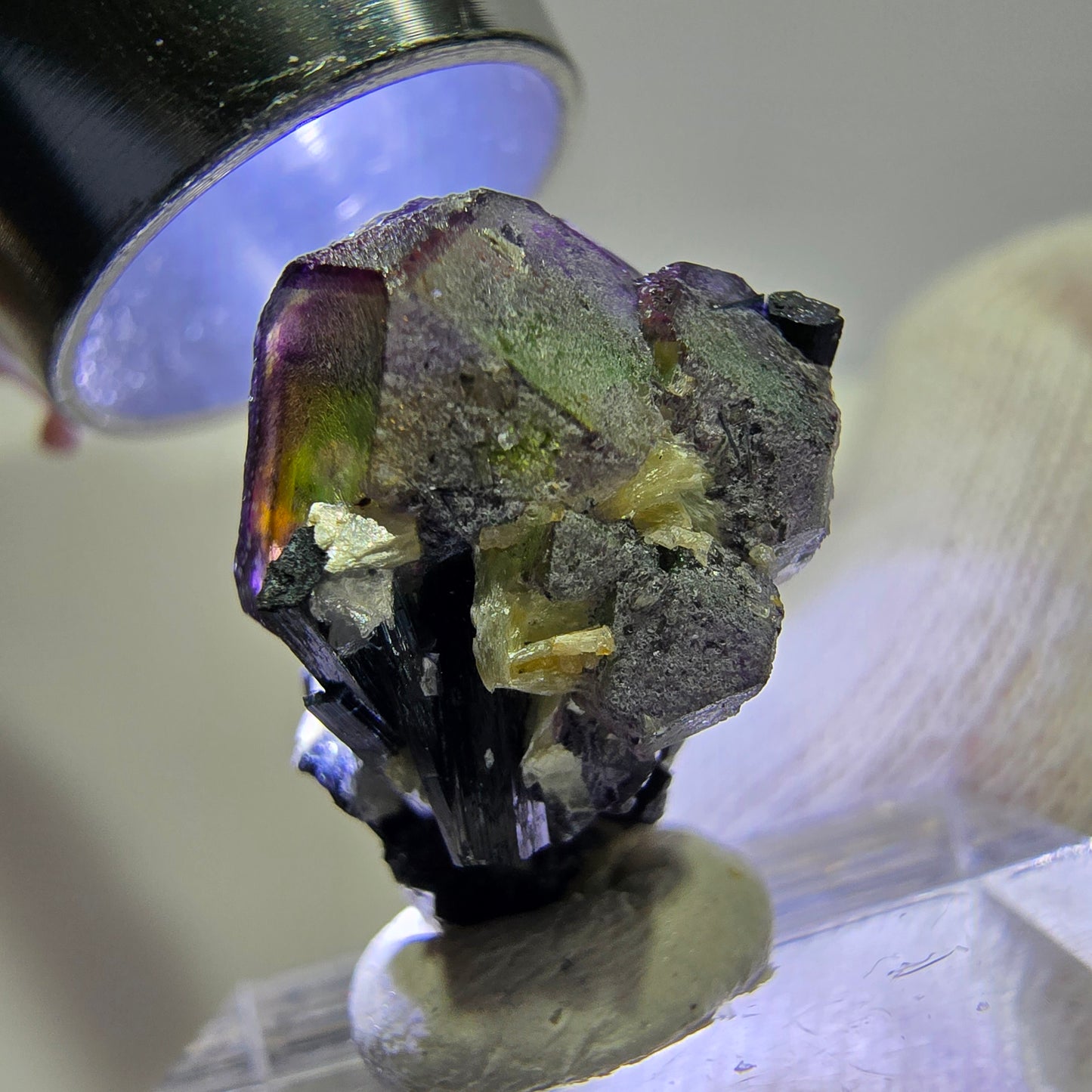 Fluorite fantôme colorée, Spécimen de tourmaline scholle muscovite, Erongo, Namibie, 19 x 17 x 14 mm